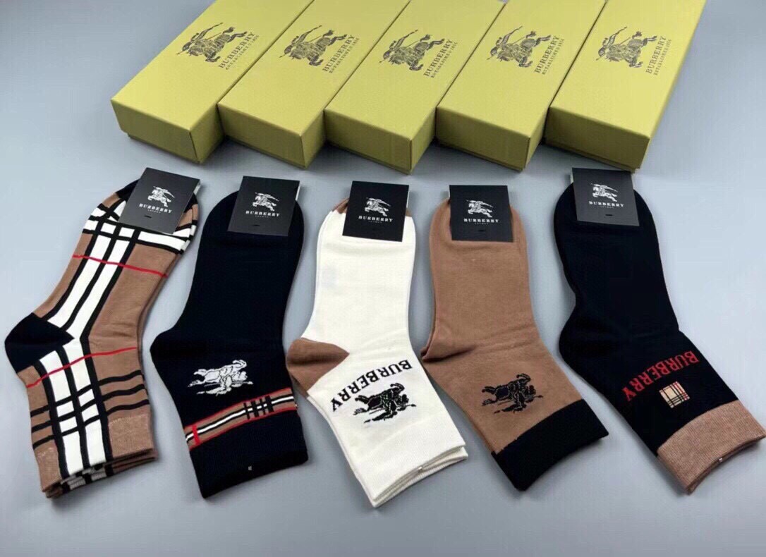 NO:555015,Burberry · Burberry B's new men's socks [five pairs in a box] are made of pure cotton material, soft and comfortable, and the jacquard classic brand's full name letters are matched with the never-ending classic BAG, which fully demonstrates the low-key luxury style of the brand for men. Ins is a super popular small item, a big name goes out, and a must-have for fashionable people. Super easy to match socks, stockings, socks, burberry, burberry, socks19860909 Burberry · 巴宝莉B家新品男款袜子【一盒五双】纯棉材质织造,柔软舒适,提花经典品牌全称字母搭配永不落幕的经典巴格,完全彰显该品牌男士的低调奢华风格ins超火爆小单品,大牌出街,潮人必备超好搭袜子,丝袜,袜子,burberry,burberry,socks,accessory