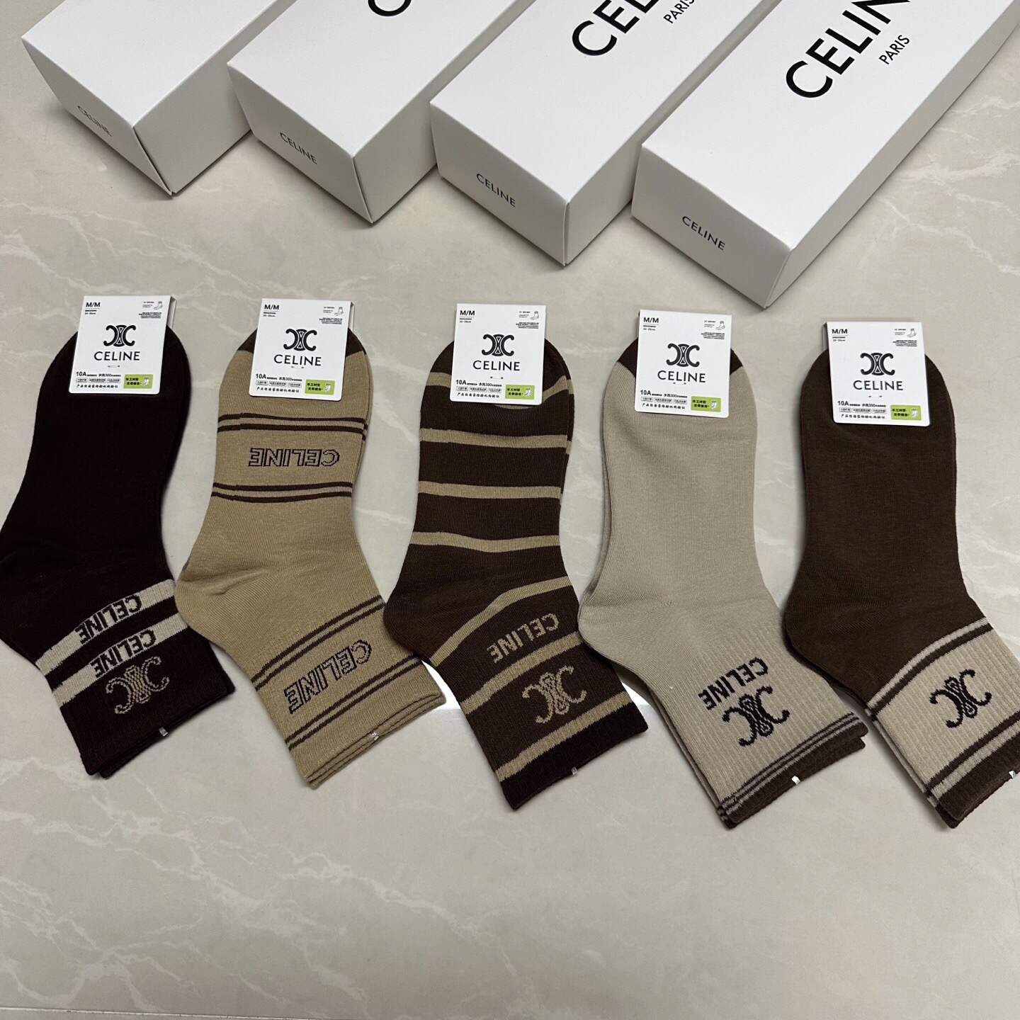 NO:555021,CELINE · Celine's new women's mid-calf socks, [five pairs in a box] jacquard classic logo, made of pure cotton material, breathable and comfortable, super nice and popular small items, big names on the street, fashionable people must-have super easy-to-match socks, stockings, socks, celine, celine, socks19860909 CELINE · 赛琳新品女款中筒袜,【一盒五双】提花经典标志,纯棉材质制造,透气舒适,超级nice超火爆小单品,大牌出街,潮人必备超好搭袜子,丝袜,袜子,celine,celine,socks,accessory