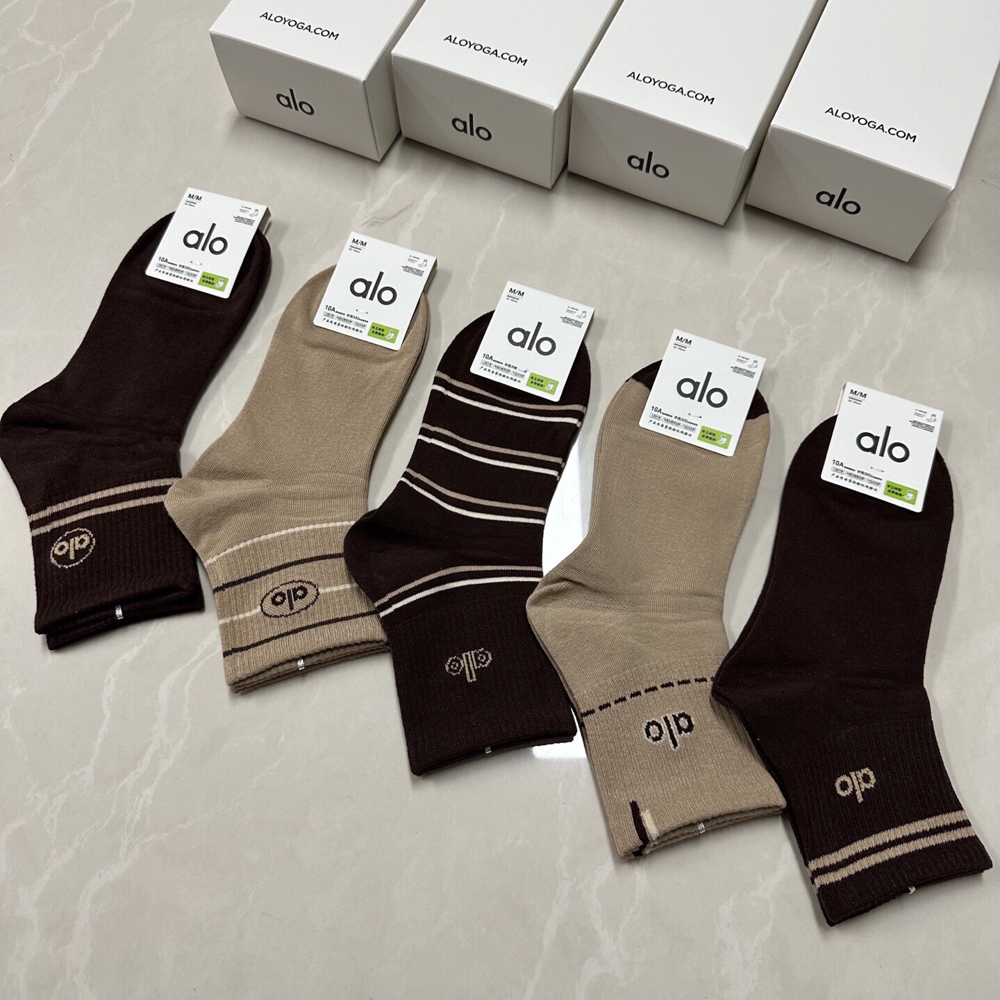 NO:555024,· alo ·alo new women's mid-calf socks [five pairs in a box] jacquard classic letter logo, made of pure cotton material, breathable and comfortable, super nice and popular small items, big names on the street, fashionable people must-have super easy-to-match socks, stockings, socks, socks19860909 · alo ·alo新品女款中筒袜子【一盒五双】提花经典字母标志,纯棉材质制造,透气舒适,超级nice超火爆小单品,大牌出街,潮人必备超好搭袜子,丝袜,袜子,socks,accessory