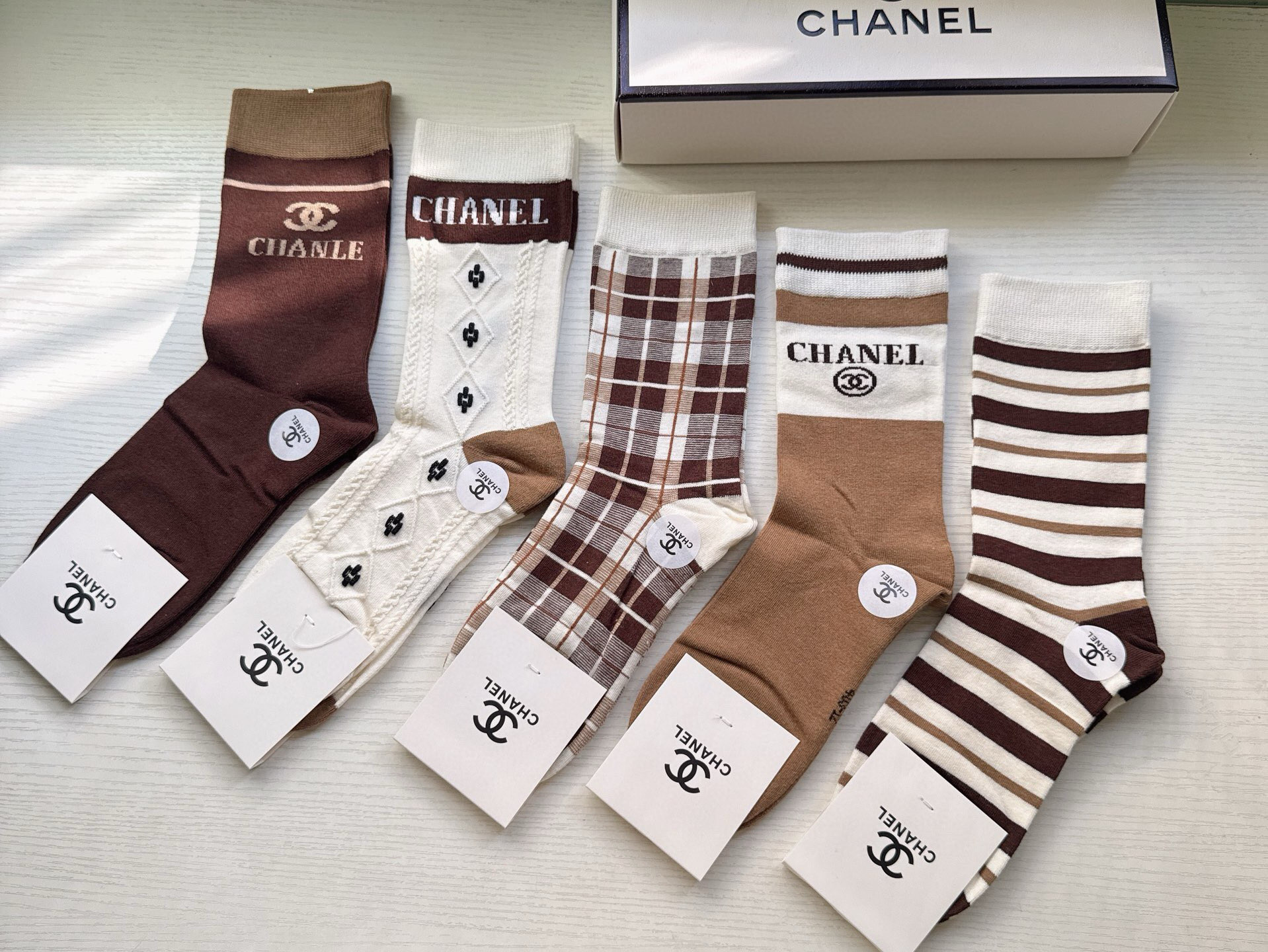 NO:584438,Chanel · Chanel CH’s new long socks [five pairs in a box] jacquard classic logo, made of bamboo cotton, breathable and comfortable, super nice and popular small items, big names on the street, fashionable people must have super good socks, stockings, socks, chanel, chanel, socks19860909 Chanel · 香奈儿CH家新品长筒袜子【一盒五双】提花经典标志,竹棉材质制造,透气舒适,超级nice超火爆小单品,大牌出街,潮人必备超好搭袜子,丝袜,袜子,chanel,chanel,socks,accessory