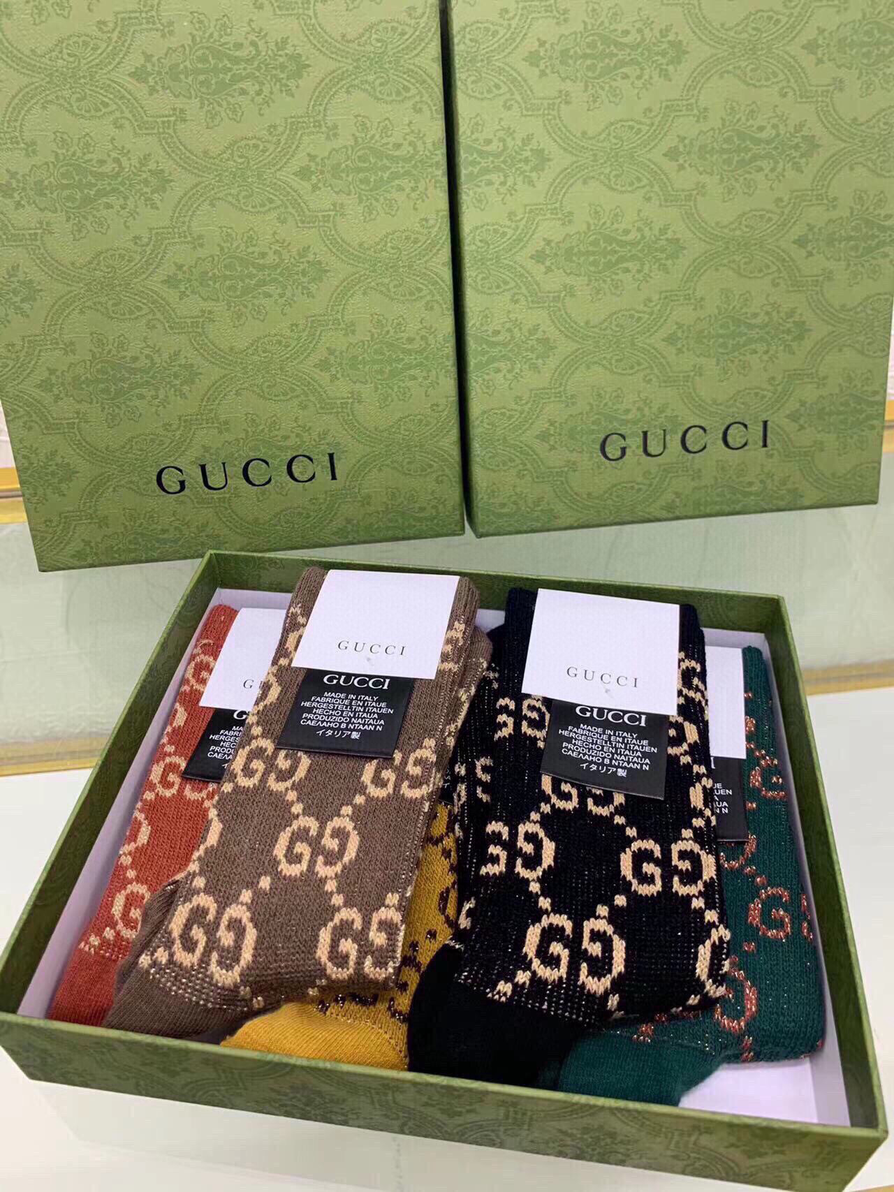 NO:584447,Gucci · Gucci G's classic mid-calf women's socks [five pairs in a box] counter-synchronized socks, super classic double G logo that you can never tire of, pure cotton material, double-needle double-way weaving, breathable, soft and comfortable on the feet, all products are ready for order, super niceins trendy and popular small items, big brands go out, fashionable people must have super matching socks, stockings, socks, gucci, gucci, socks19860909 Gucci · 古奇G家经典中筒女款袜子【一盒五双】专柜同步长袜,超级经典的双G标志百看不厌纯棉材质,双针双路织造,上脚透气柔软舒适,全品相订单,超级niceins潮火爆小单品,大牌出街,潮人必备超好搭袜子,丝袜,袜子,gucci,gucci,socks,accessory