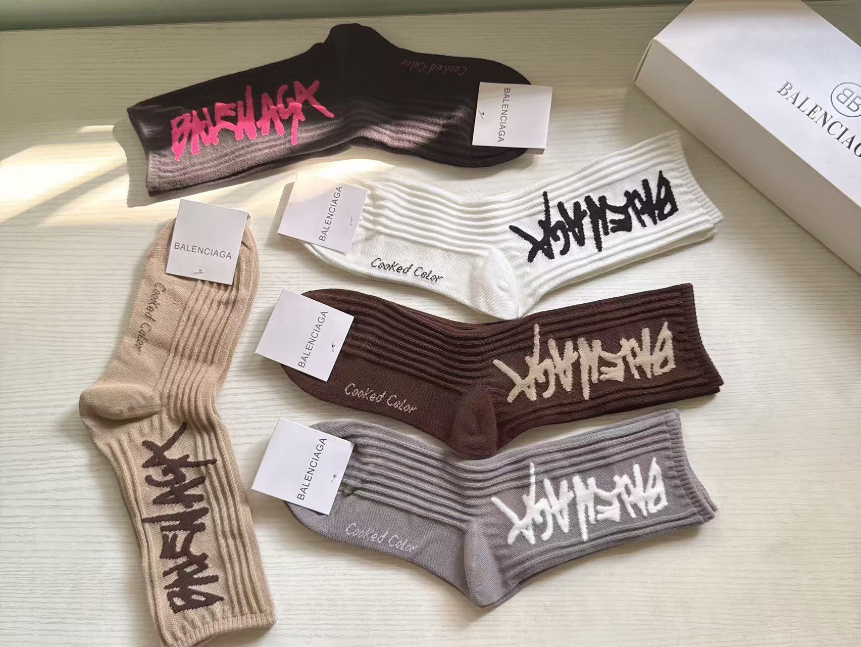 NO:584423,Dior · Dior D's new women's long socks [five pairs in a box] are made of pure cotton, soft and comfortable on the feet, full of classic presbyopia logos, fried chicken and nice big brands are out on the street, fashionable people must have super matching socks, stockings, socks, dior, dior, dior, socks19860909 Dior · 迪奥D家新品女款长筒袜子【一盒五双】纯棉材质,上脚柔软舒适,满满的老花经典logo,炒鸡nice大牌出街,潮人必备超好搭袜子,丝袜,袜子,dior,dior,dior,socks,accessory