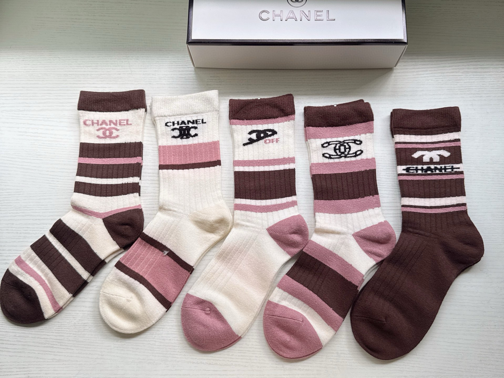 NO:584426,Chanel · Xiaoxiangxiang Grandma Women's Long Cashmere Socks Cashmere Material [Five Pairs in a Box] Jacquard Classic Double C Logo, Super Eye-catching, Really Beautiful19860909 Chanel · 小香香奶奶女款长筒羊绒袜羊绒材质【一盒五双】提花经典双C标识,超级吸睛,实物超漂亮,大爱大赞ins超火爆小单品,大牌出街,潮人必备超好搭袜子,丝袜,袜子,chanel,socks,accessory