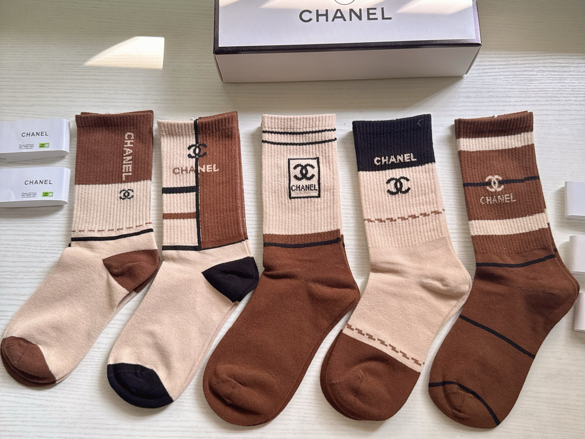NO:584468,CHANEL · Chanel's new women's socks [five pairs in a box] made of pure cotton, soft, comfortable and breathable, jacquard classic brand full name logo, fried chicken nice, big-name outings, fashionable people's must-have socks, stockings, socks, chanel, chanel, socks19860909 CHANEL · 香奈儿香奶奶家新品女款袜子【一盒五双】纯棉材质,柔软舒适透气,提花经典品牌全称logo,炒鸡nice,大牌出街,潮人必备超好搭袜子,丝袜,袜子,chanel,chanel,socks,accessory