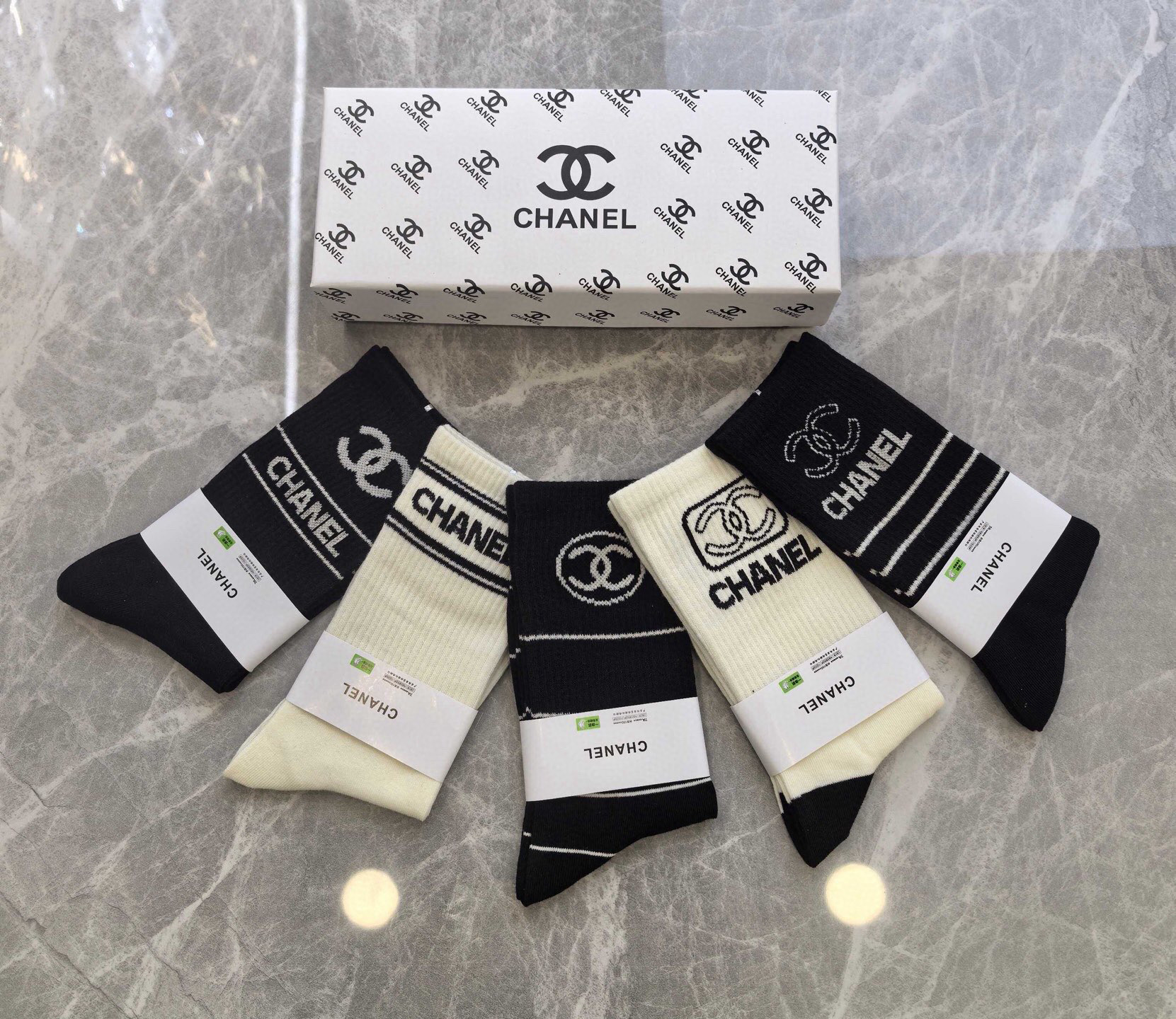 NO:584477,CHANEL · Chanel's new women's socks [five pairs in a box] made of pure cotton, soft, comfortable and breathable, jacquard classic brand full name logo, fried chicken nice, big-name outings, fashionable people's must-have socks, stockings, socks, chanel, chanel, socks19860909 CHANEL · 香奈儿香奶奶家新品女款袜子【一盒五双】纯棉材质,柔软舒适透气,提花经典品牌全称logo,炒鸡nice,大牌出街,潮人必备超好搭袜子,丝袜,袜子,chanel,chanel,socks,accessory