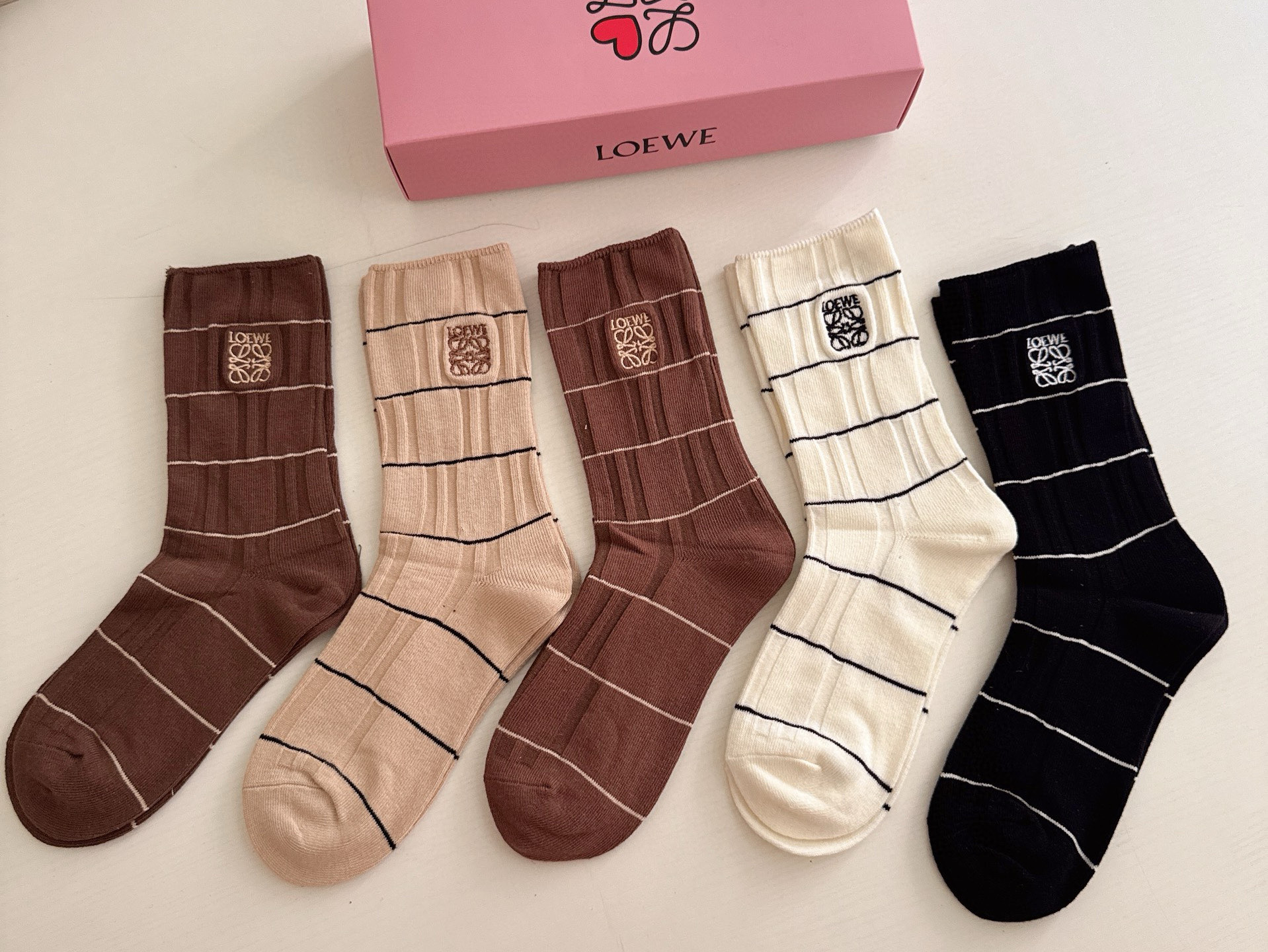 NO:584451,Loewe · Loewe's new women's long socks [five pairs in a box] embroidered classic logo with minimalist plain color, super eye-catching, simple and elegant, pure cotton material, breathable and comfortable, ins super popular small item, big name outing, trendy people must-have super easy to match socks, stockings, socks, loewe, loewe, socks19860909 Loewe · 罗意威新品女款长筒袜子【一盒五双】刺绣经典标志搭配极简素色,超级吸睛,简单大气,纯棉材质,透气舒适ins超火爆小单品,大牌出街,潮人必备超好搭袜子,丝袜,袜子,loewe,loewe,socks,accessory