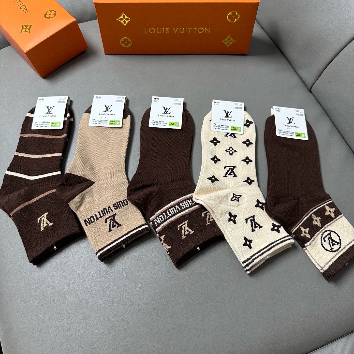 NO:584994,Louis Vuitton · Louis Vuitton new women's mid-calf socks [five pairs in a box] pure cotton material, soft, comfortable and breathable, jacquard classic logo, fried chicken and nice style, big-name streetwear, fashionable people must-have super matching socks, stockings, socks, louis vuitton, louis vuitton, louis vuitton, louis vuitton, socks19860909 Louis Vuitton · 路易威登驴家新品女款中筒袜子【一盒五双】纯棉材质,柔软舒适透气,提花经典标志,炒鸡nice的款式,大牌出街,潮人必备超好搭袜子,丝袜,袜子,louis vuitton,louis vuitton,louis vuitton,louis vuitton,socks,accessory
