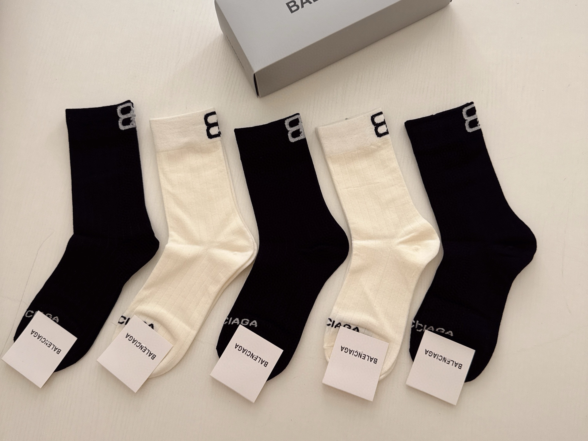 NO:585000,BALENCIAGA · Balenciaga Paris' new women's long socks [five pairs in a box] are made of pure cotton material, soft and comfortable on the feet, carefully selected colors match the latest Paris logo and big brands are out on the street, fashionable people must have super matching socks, stockings, socks, balenciaga, balenciaga, socks19860909 BALENCIAGA · 巴黎世家大巴黎新品女款长筒袜子【一盒五双】纯棉材质织造,上脚柔软舒适,精挑细选的颜色搭配最新大巴黎logo大牌出街,潮人必备超好搭袜子,丝袜,袜子,balenciaga,balenciaga,socks,accessory
