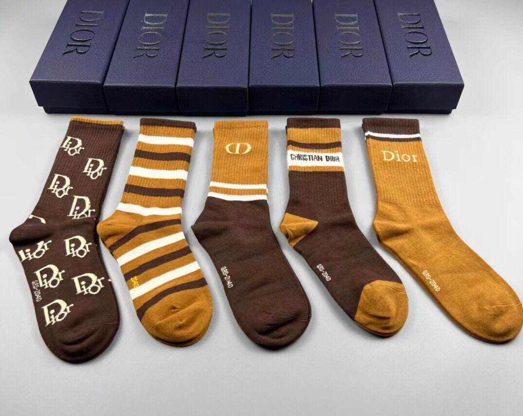 NO:585016,Dior · Dior D's new women's high-top socks [five pairs in a box] are made of pure cotton, soft and comfortable on the feet, full of classic presbyopia logos, fried chicken and nice big brands are out on the street, fashionable people must have super easy-to-match socks, stockings, socks, dior, dior, dior, socks19860909 Dior · 迪奥D家新品女款高筒袜子【一盒五双】纯棉材质,上脚柔软舒适,满满的老花经典logo,炒鸡nice大牌出街,潮人必备超好搭袜子,丝袜,袜子,dior,dior,dior,socks,accessory