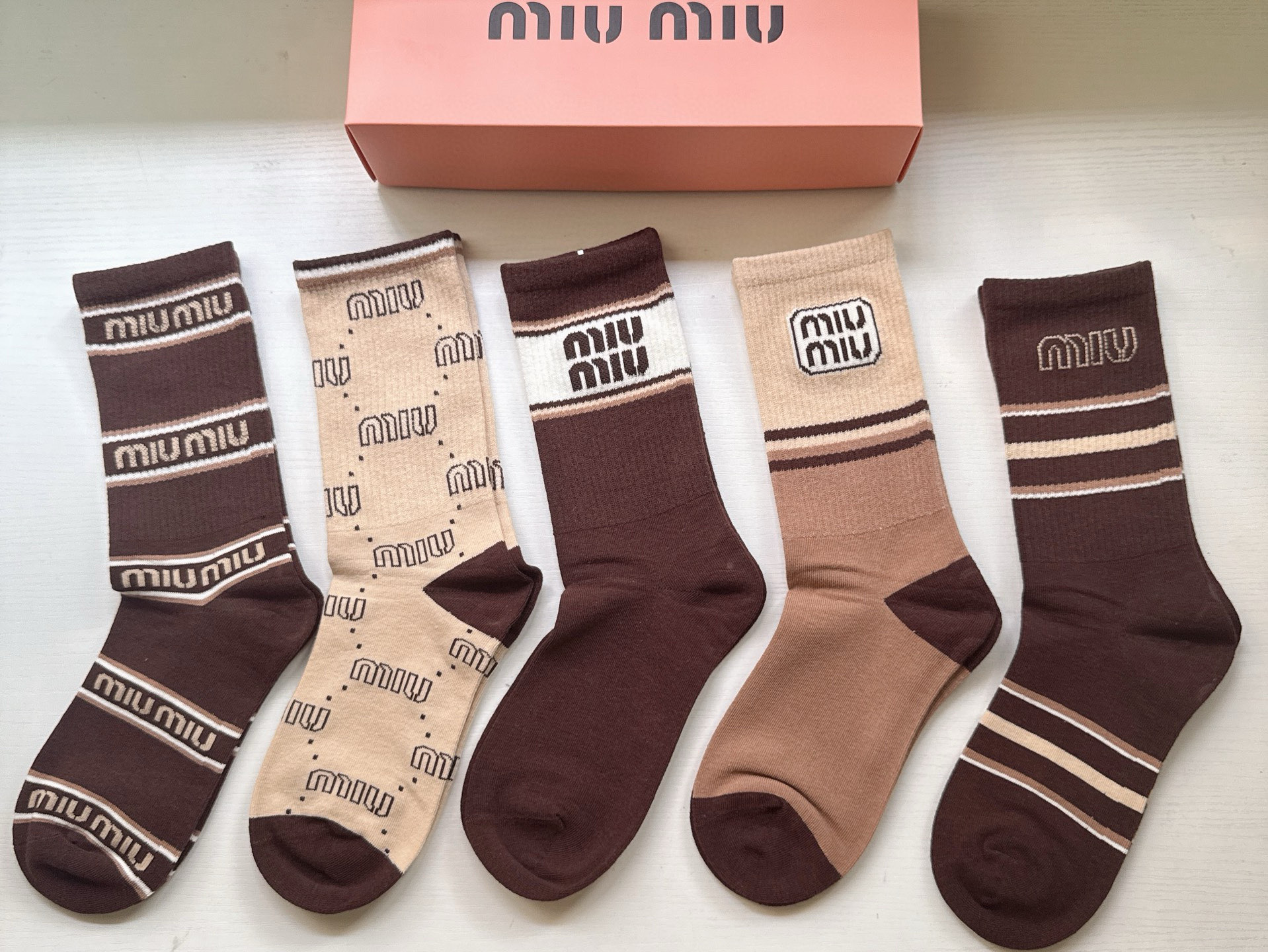 NO:585022,· Miumiu · Miumiu's new women's long socks [five pairs in a box] jacquard classic miumiu letters, breathable, soft and comfortable, super popular small items, big brands out on the street, fashionable people must-have super matching socks, stockings, socks, miumiu, socks19860909 · Miumiu · 缪缪新品女款长筒袜子【一盒五双】提花经典miumiu字母,透气柔软舒适,超火爆小单品,大牌出街,潮人必备超好搭袜子,丝袜,袜子,miumiu,socks,accessory