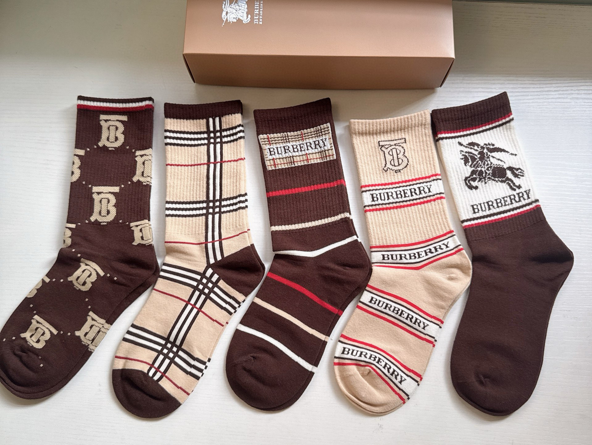 NO:585025,Burberry · Burberry Big B's new women's long socks [five pairs in a box] plaid design with war horse logo, simple and elegant, super beautiful in kind, super popular small item, big name outing, fashionable people must have super easy to match socks, stockings, socks, burberry, burberry, socks19860909 Burberry · 巴宝莉大B家新品女款长筒袜子【一盒五双】格子设计搭配战马logo,简单大气,实物超漂亮,超火爆小单品,大牌出街,潮人必备超好搭袜子,丝袜,袜子,burberry,burberry,socks,accessory