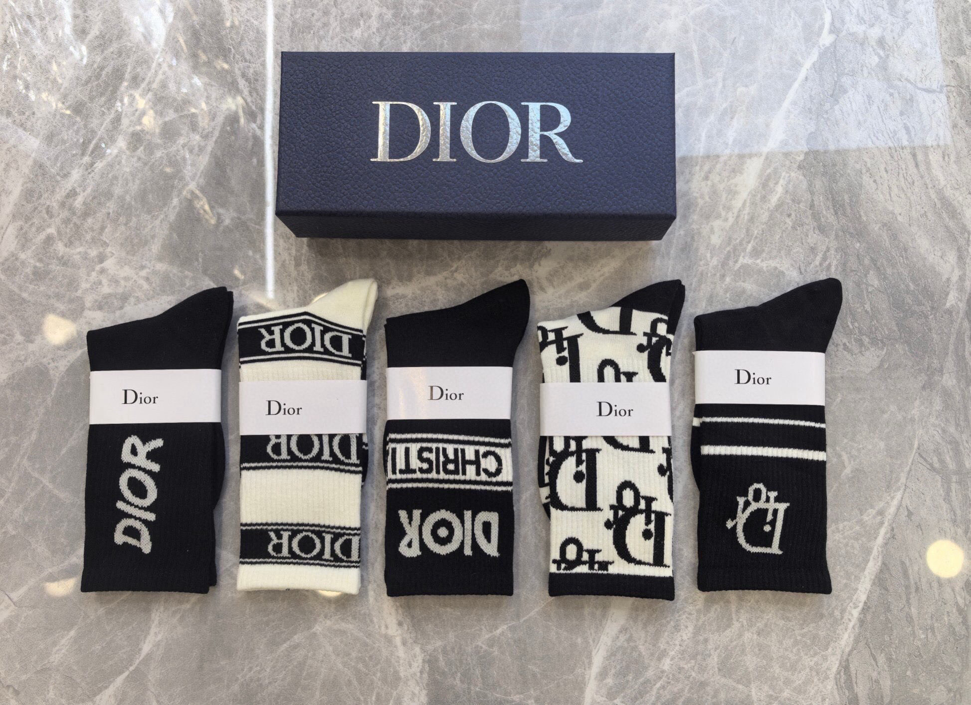 NO:585452,Dior · Dior D's new women's long socks [five pairs in a box] are made of pure cotton, soft and comfortable on the feet, full of classic presbyopia logos, fried chicken and nice big brands are out on the street, fashionable people must have super matching socks, stockings, socks, dior, dior, dior, socks19860909 Dior · 迪奥D家新品女款长筒袜子【一盒五双】纯棉材质,上脚柔软舒适,满满的老花经典logo,炒鸡nice大牌出街,潮人必备超好搭袜子,丝袜,袜子,dior,dior,dior,socks,accessory