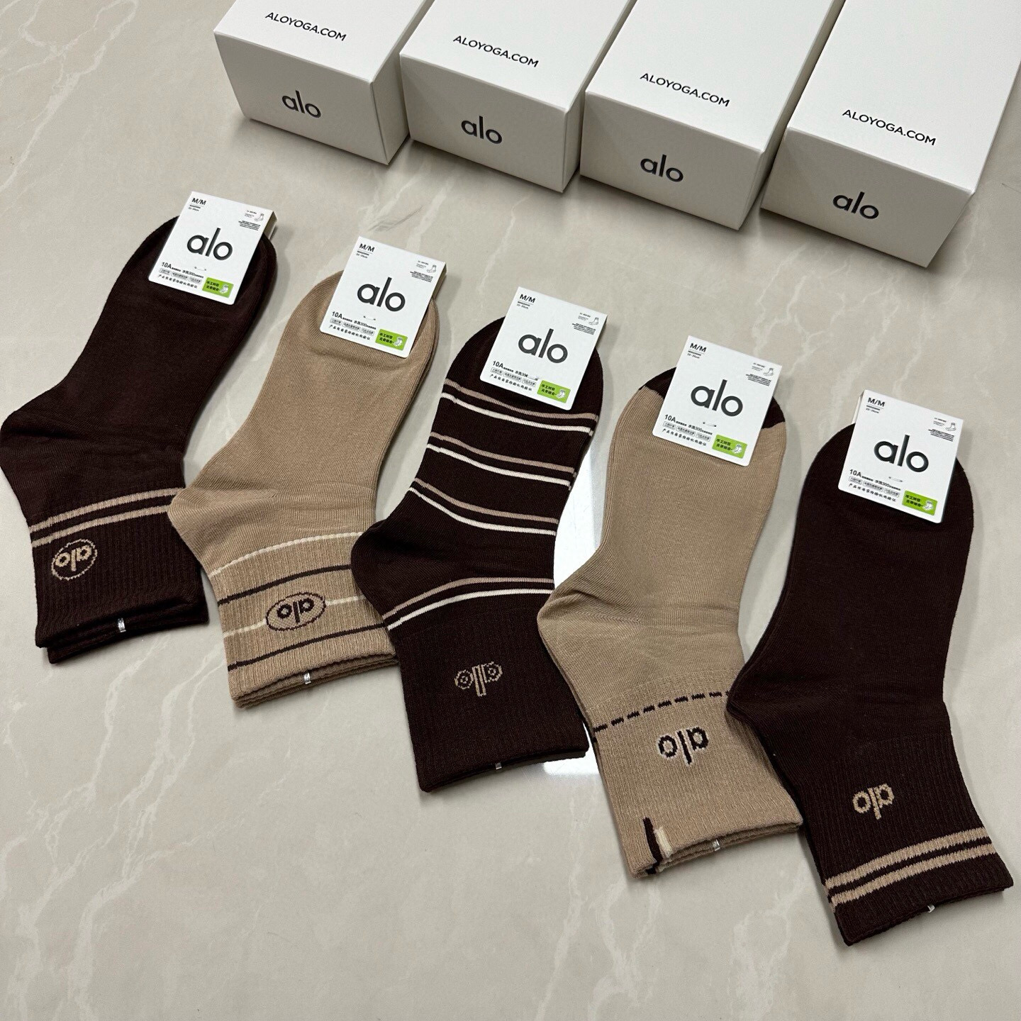 NO:585441,· alo ·alo new women's mid-calf socks [five pairs in a box] jacquard classic letter logo, made of pure cotton material, breathable and comfortable, super nice and popular small items, big names on the street, fashionable people must-have super easy-to-match socks, stockings, socks, socks19860909 · alo ·alo新品女款中筒袜子【一盒五双】提花经典字母标志,纯棉材质制造,透气舒适,超级nice超火爆小单品,大牌出街,潮人必备超好搭袜子,丝袜,袜子,socks,accessory