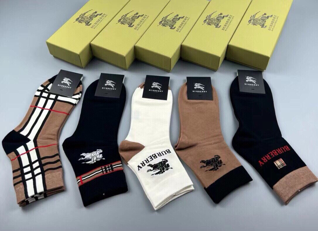 NO:585462,Burberry · Burberry B's new men's socks [five pairs in a box] are made of pure cotton material, soft and comfortable, and the jacquard classic brand's full name letters are matched with the never-ending classic BAG, which fully demonstrates the low-key luxury style of the brand for men. Ins is a super popular small item, a big name goes out, and a must-have for fashionable people. Super easy to match socks, stockings, socks, burberry, burberry, socks19860909 Burberry · 巴宝莉B家新品男款袜子【一盒五双】纯棉材质织造,柔软舒适,提花经典品牌全称字母搭配永不落幕的经典巴格,完全彰显该品牌男士的低调奢华风格ins超火爆小单品,大牌出街,潮人必备超好搭袜子,丝袜,袜子,burberry,burberry,socks,accessory