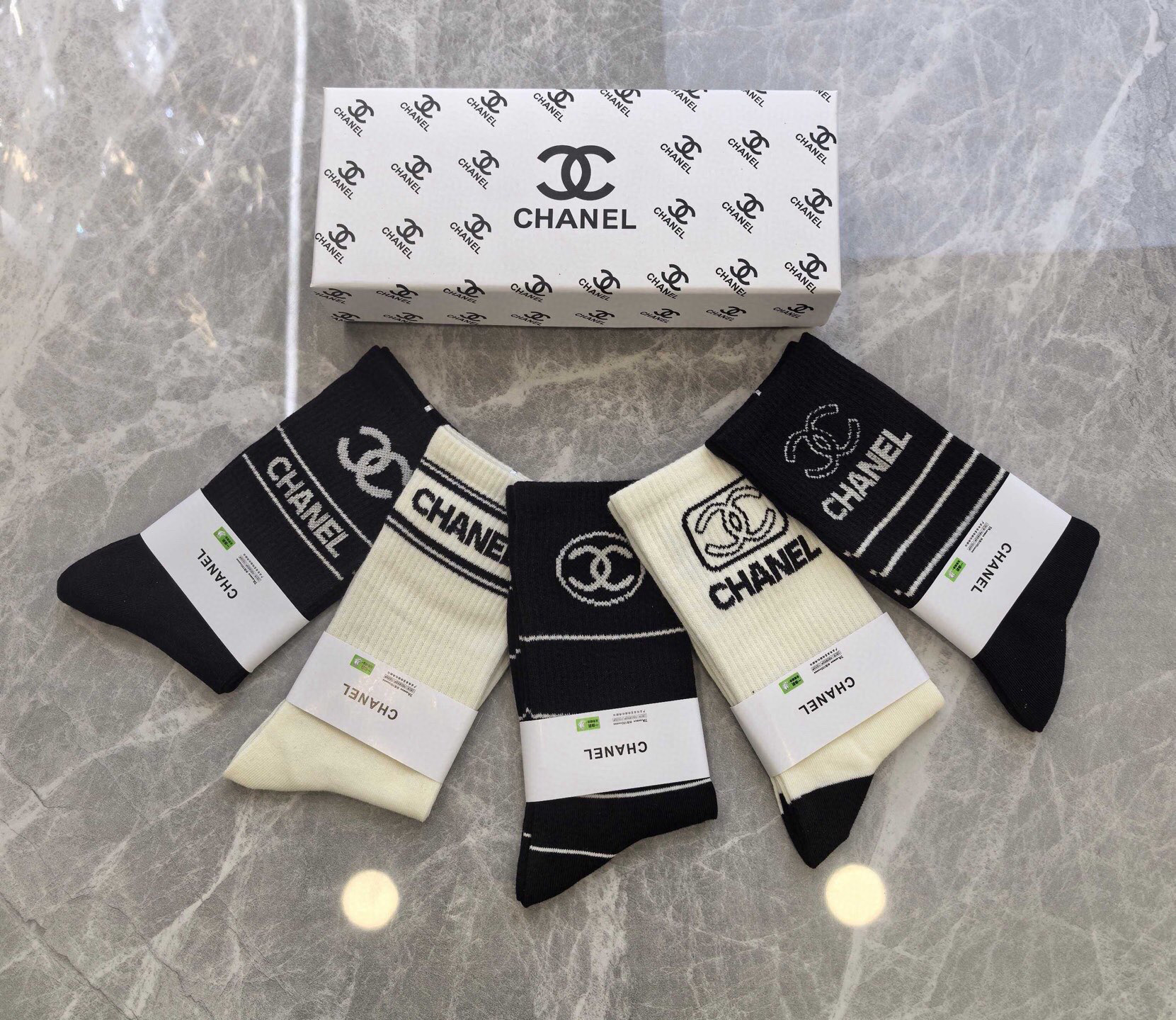 NO:585475,CHANEL · Chanel's new women's socks [five pairs in a box] made of pure cotton, soft, comfortable and breathable, jacquard classic brand full name logo, fried chicken nice, big-name outings, fashionable people's must-have socks, stockings, socks, chanel, chanel, socks19860909 CHANEL · 香奈儿香奶奶家新品女款袜子【一盒五双】纯棉材质,柔软舒适透气,提花经典品牌全称logo,炒鸡nice,大牌出街,潮人必备超好搭袜子,丝袜,袜子,chanel,chanel,socks,accessory