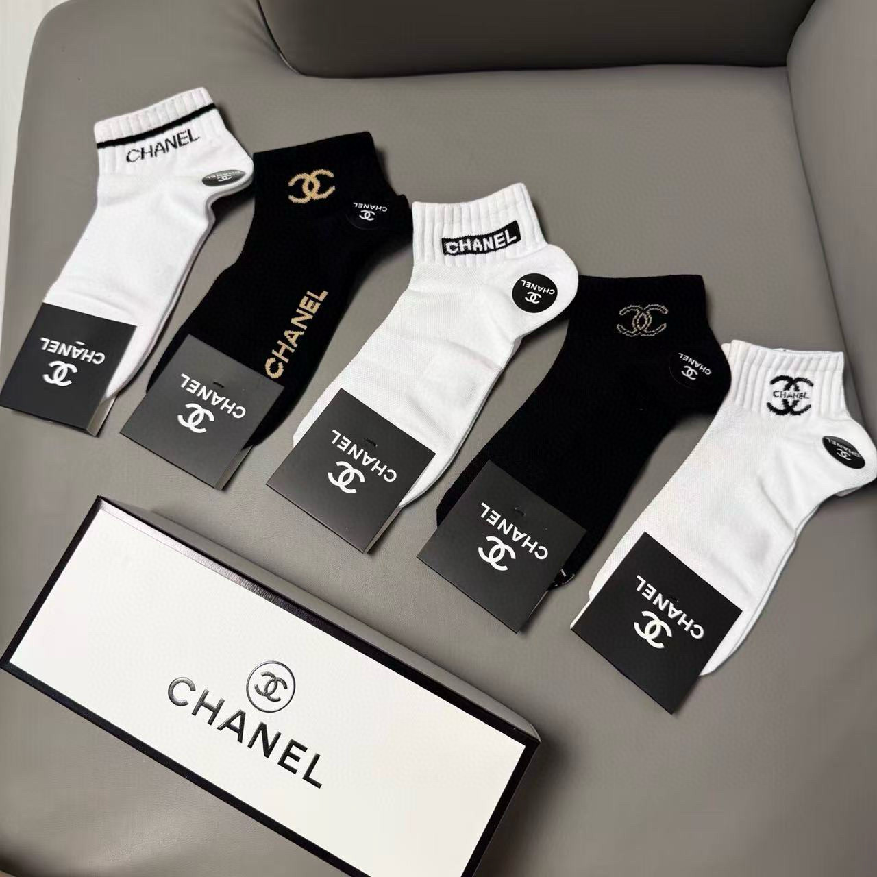 NO:585483,CHANEL · Chanel CH new women's socks [five pairs in a box] pure cotton material, jacquard classic double C logo, fried chicken and nice, big-name streetwear, fashionable people must-have super easy-to-match socks, stockings, socks, chanel, chanel, socks19860909 CHANEL · 香奈儿CH新品女款袜子【一盒五双】纯棉材质,提花经典双C标识,炒鸡nice,大牌出街,潮人必备超好搭袜子,丝袜,袜子,chanel,chanel,socks,accessory