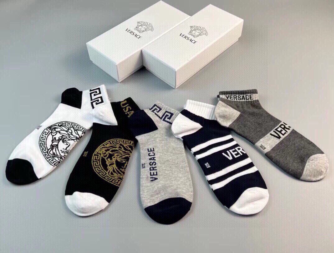 NO:585485,Versace · Versace's new men's socks [five pairs in a box] are made of pure cotton material, super soft and comfortable, and have classic jacquard beauty initials, which fully demonstrate the low-key luxury style of the brand's men. It is a super popular ins item, a big name goes out on the street, a must-have for fashionable people, super easy-to-match socks, stockings, socks, versace, versace, socks19860909 Versace · 范思哲新品男款袜子【一盒五双】纯棉材质织造,超柔软舒适,提花经典美人头字母,完全彰显该品牌男士的低调奢华风格,ins超火爆小单品,大牌出街,潮人必备超好搭袜子,丝袜,袜子,versace,versace,socks,accessory