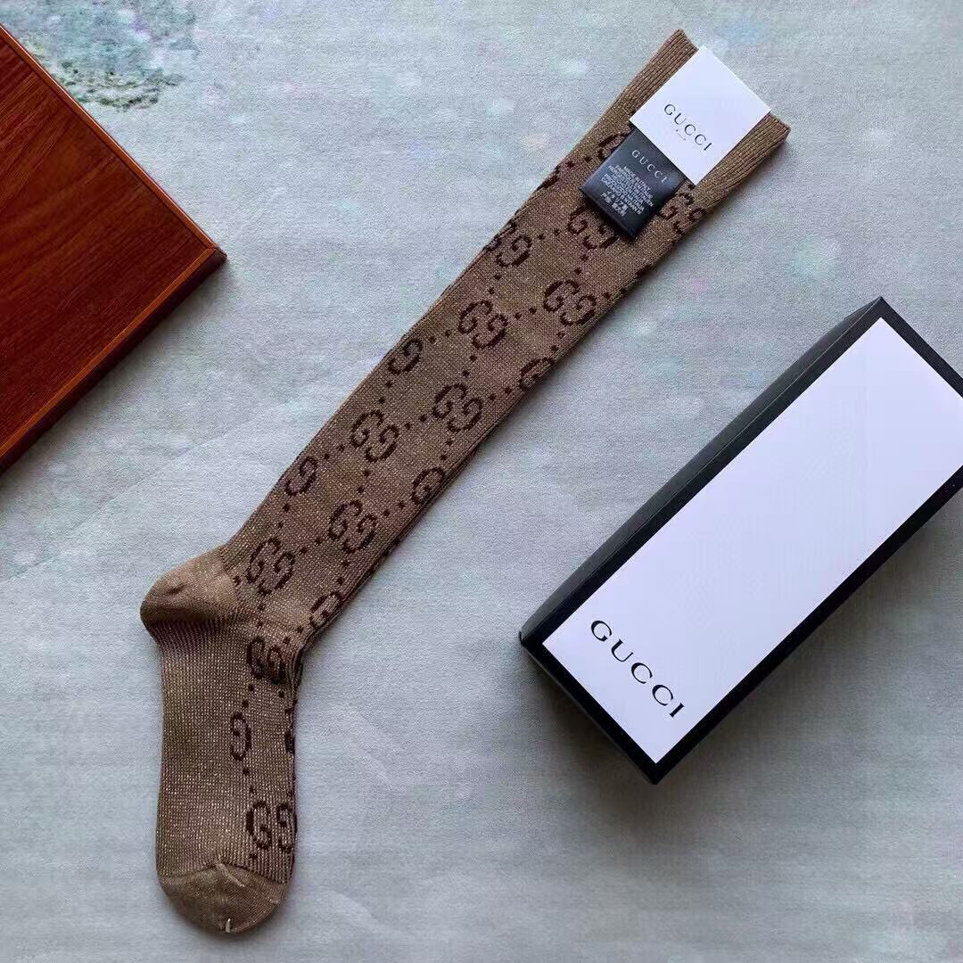 NO:585881,Gucci · Gucci G's classic long calf socks [one pair in a box] The classic style that G's counters have been selling, all foreign trade orders are in good condition, double-needle two-way pure cotton weaving, plus glittering gold and silver threads, the real thing is super beautiful, soft and comfortable on the feet, super sweat-absorbent and breathable, ins super popular small items, big names go out, fashionable people must have super good socks, stockings, socks, gucci, gucci, socks19860909 Gucci · 古奇G家经典长款小腿袜【一盒一双】G家专柜一直在售的经典款,外贸订单全品相尾货双针双路纯棉织造,加上闪闪金银丝线,实物超漂亮,上脚柔软舒适,吸汗透气性超 ins超火爆小单品,大牌出街,潮人必备超好搭袜子,丝袜,袜子,gucci,gucci,socks,accessory