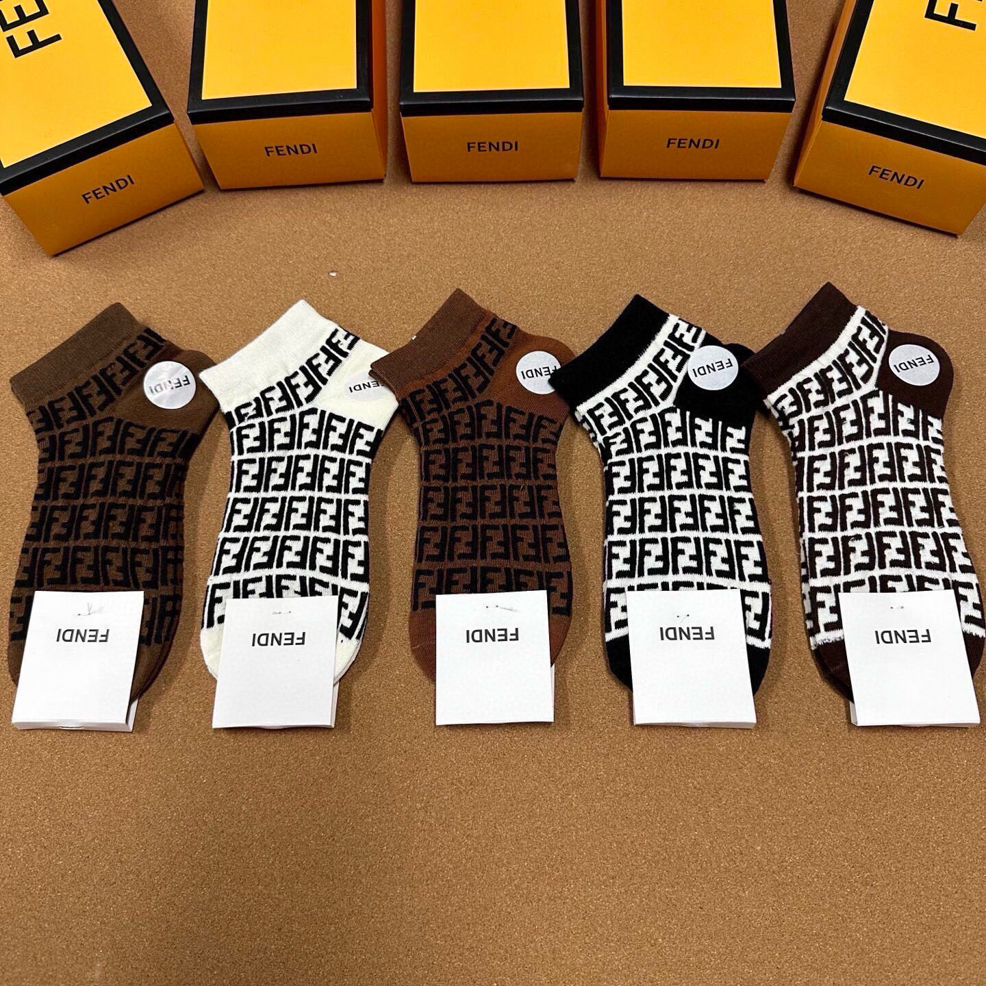 NO:585888,FENDI · Fendi FF new socks [five pairs in a box] jacquard classic double F logo, made of pure cotton material, breathable and comfortable, super nice and popular small item, big name outing, fashionable people must have super easy-to-match socks, stockings, socks, fendi, fendi, socks19860909 FENDI · 芬迪FF新品袜子【一盒五双】提花经典的双F标志,纯棉材质制造,透气舒适,超级nice超火爆小单品,大牌出街,潮人必备超好搭袜子,丝袜,袜子,fendi,fendi,socks,accessory