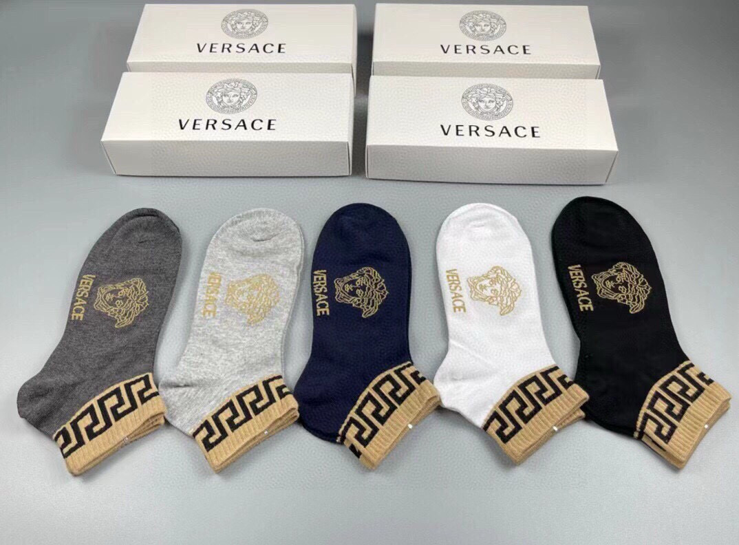 NO:585903,Versace · Versace's new men's socks [five pairs in a box] are made of pure cotton material, super soft and comfortable, and have classic jacquard beauty initials, which fully demonstrate the low-key luxury style of the brand's men. It is a super popular ins item, a big name goes out on the street, a must-have for fashionable people, super easy-to-match socks, stockings, socks, versace, versace, socks19860909 Versace · 范思哲新品男款袜子【一盒五双】纯棉材质织造,超柔软舒适,提花经典美人头字母,完全彰显该品牌男士的低调奢华风格,ins超火爆小单品,大牌出街,潮人必备超好搭袜子,丝袜,袜子,versace,versace,socks,accessory
