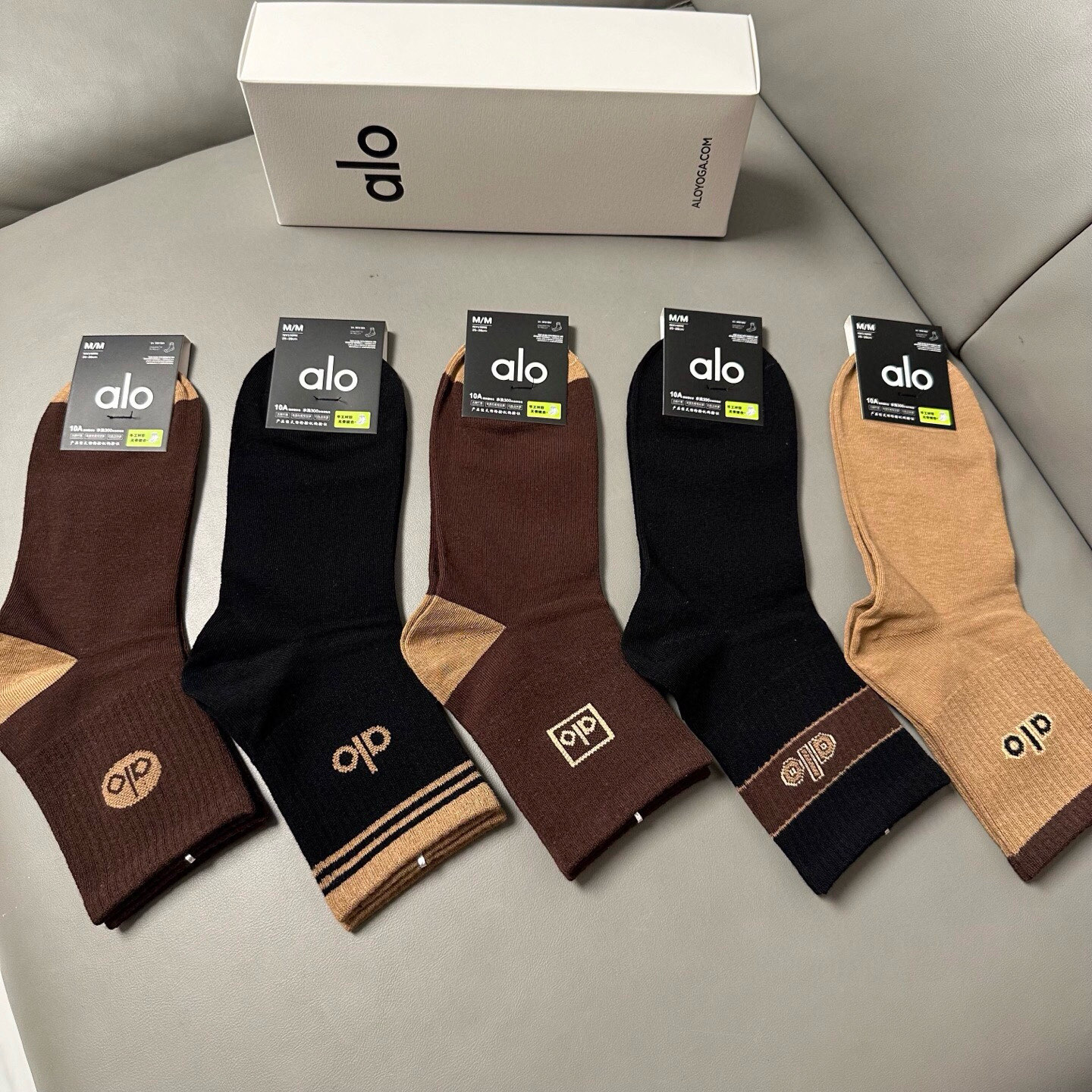 NO:585899,· alo ·alo new men's mid-calf socks [five pairs in a box] jacquard classic letter logo, made of pure cotton material, breathable and comfortable, super nice and super popular small items, big names on the street, fashionable people must have super easy-to-match socks, stockings, socks, socks19860909 · alo ·alo新品男款中筒袜子【一盒五双】提花经典字母标志,纯棉材质制造,透气舒适,超级nice超火爆小单品,大牌出街,潮人必备超好搭袜子,丝袜,袜子,socks,accessory