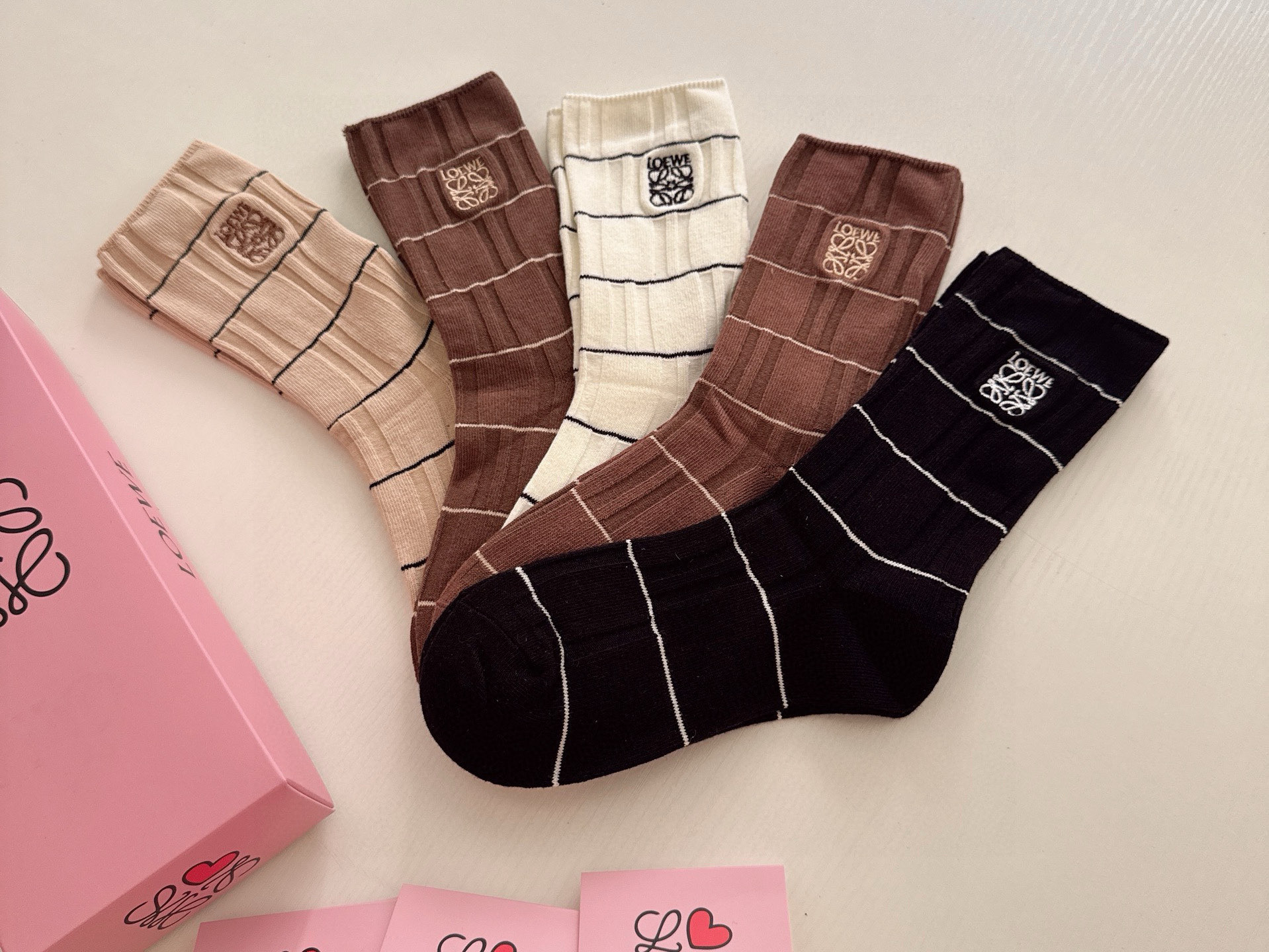 ￥120 🆕Loewe · 罗意威新品女款长筒袜子❗️【一盒五双】刺绣经典标志搭配极简素色，超级吸睛，简