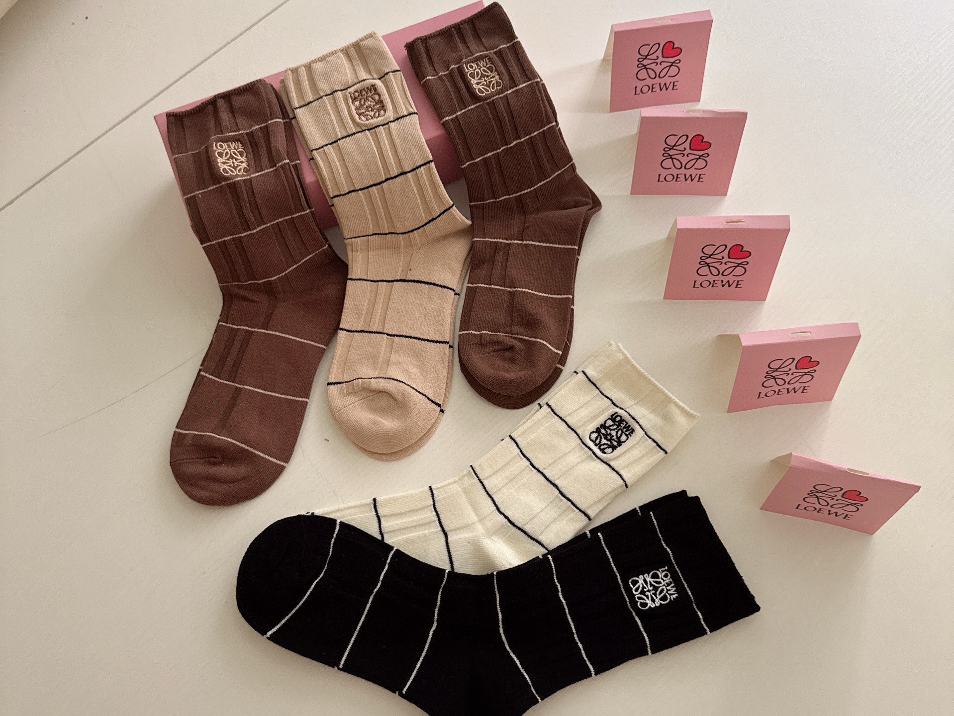 ￥120 🆕Loewe · 罗意威新品女款长筒袜子❗️【一盒五双】刺绣经典标志搭配极简素色，超级吸睛，简