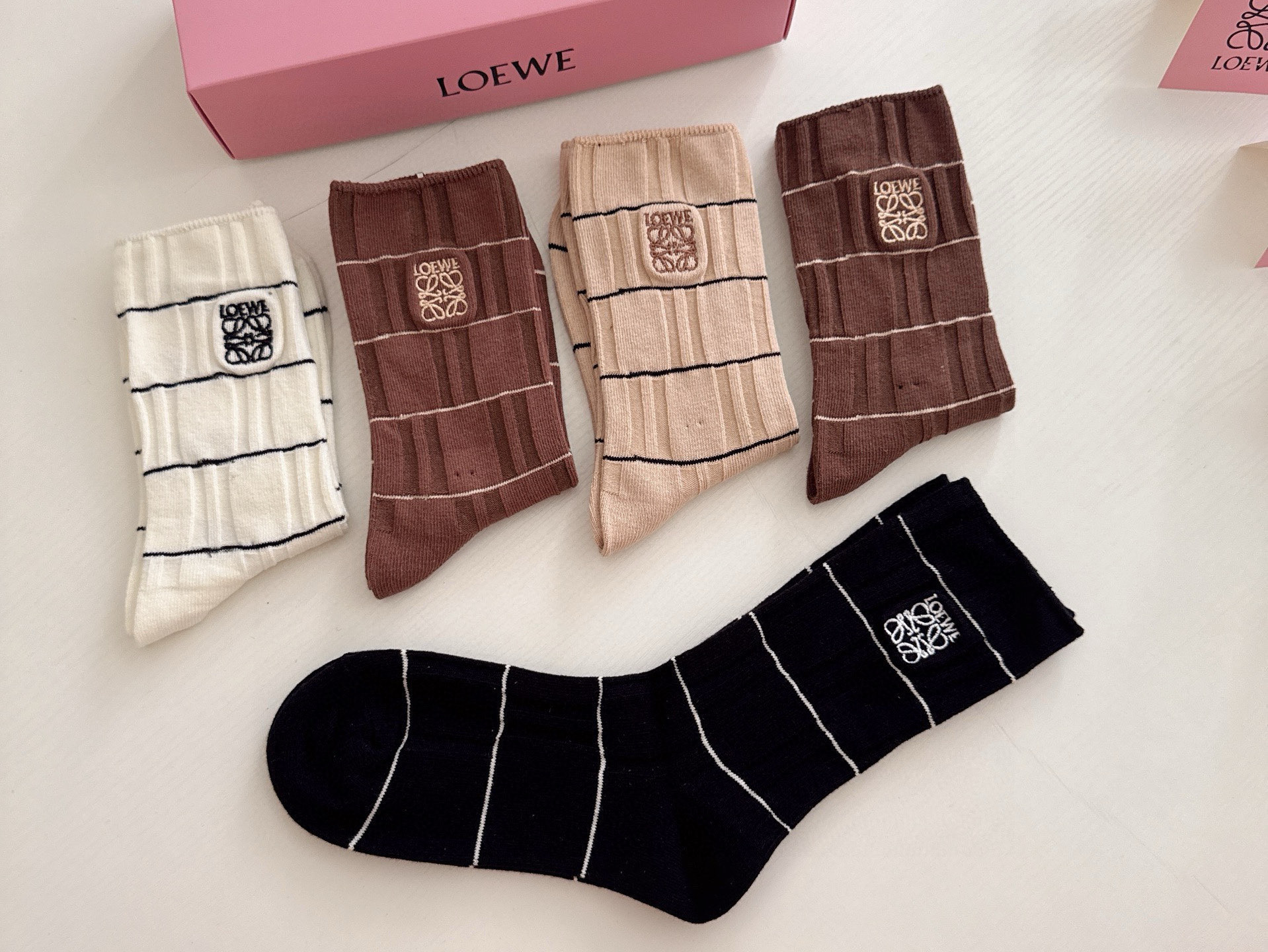 ￥120 🆕Loewe · 罗意威新品女款长筒袜子❗️【一盒五双】刺绣经典标志搭配极简素色，超级吸睛，简