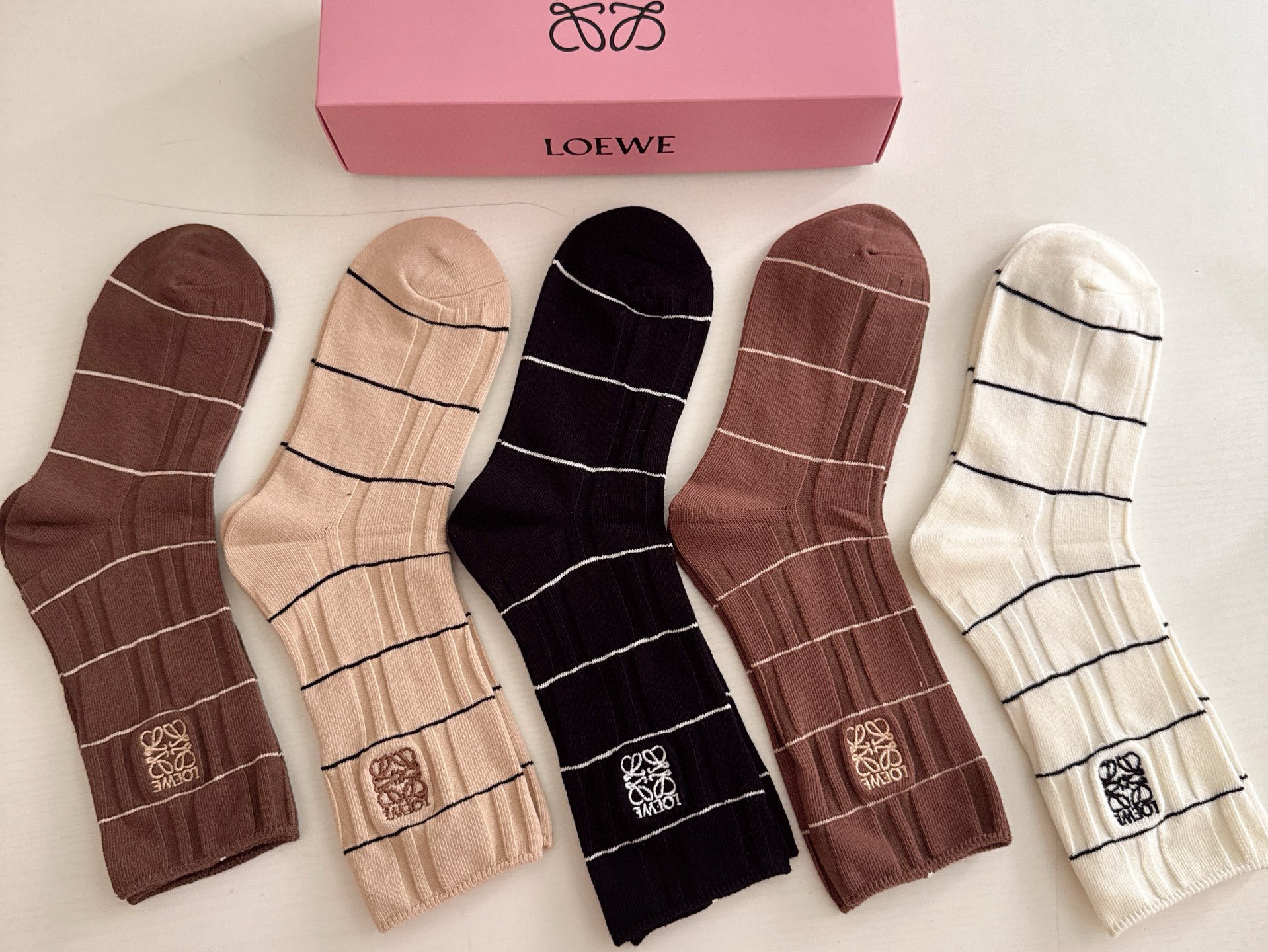 ￥120 🆕Loewe · 罗意威新品女款长筒袜子❗️【一盒五双】刺绣经典标志搭配极简素色，超级吸睛，简