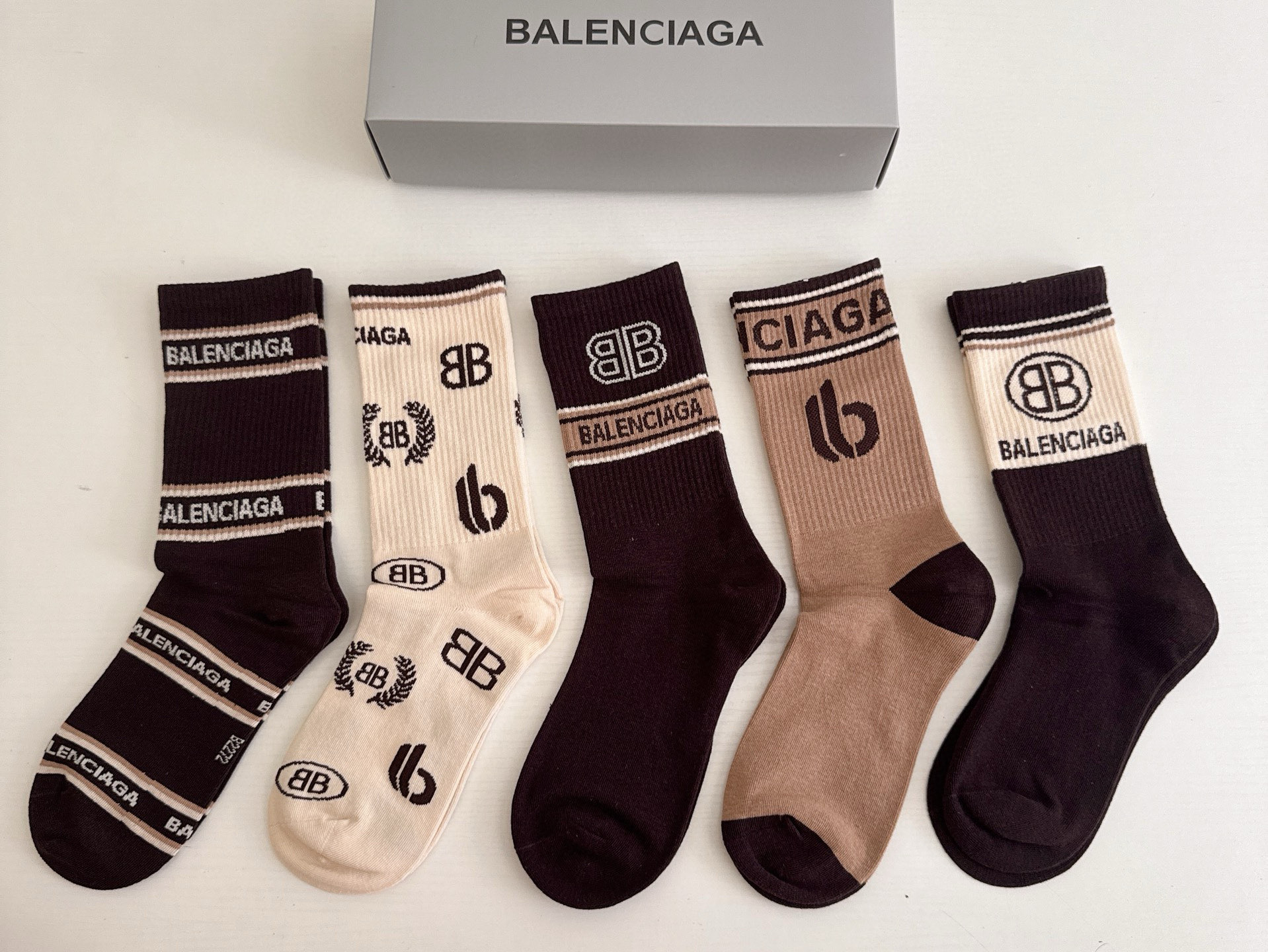 NO:618654,BALENCIAGA · Balenciaga Paris' new women's long socks [five pairs in a box] are made of pure cotton material, soft and comfortable on the feet, carefully selected colors match the latest Paris logo and big brands are out on the street, fashionable people must have super matching socks, stockings, socks, balenciaga, balenciaga, socks19860909 BALENCIAGA · 巴黎世家大巴黎新品女款长筒袜子【一盒五双】纯棉材质织造,上脚柔软舒适,精挑细选的颜色搭配最新大巴黎logo大牌出街,潮人必备超好搭袜子,丝袜,袜子,balenciaga,balenciaga,socks,accessory
