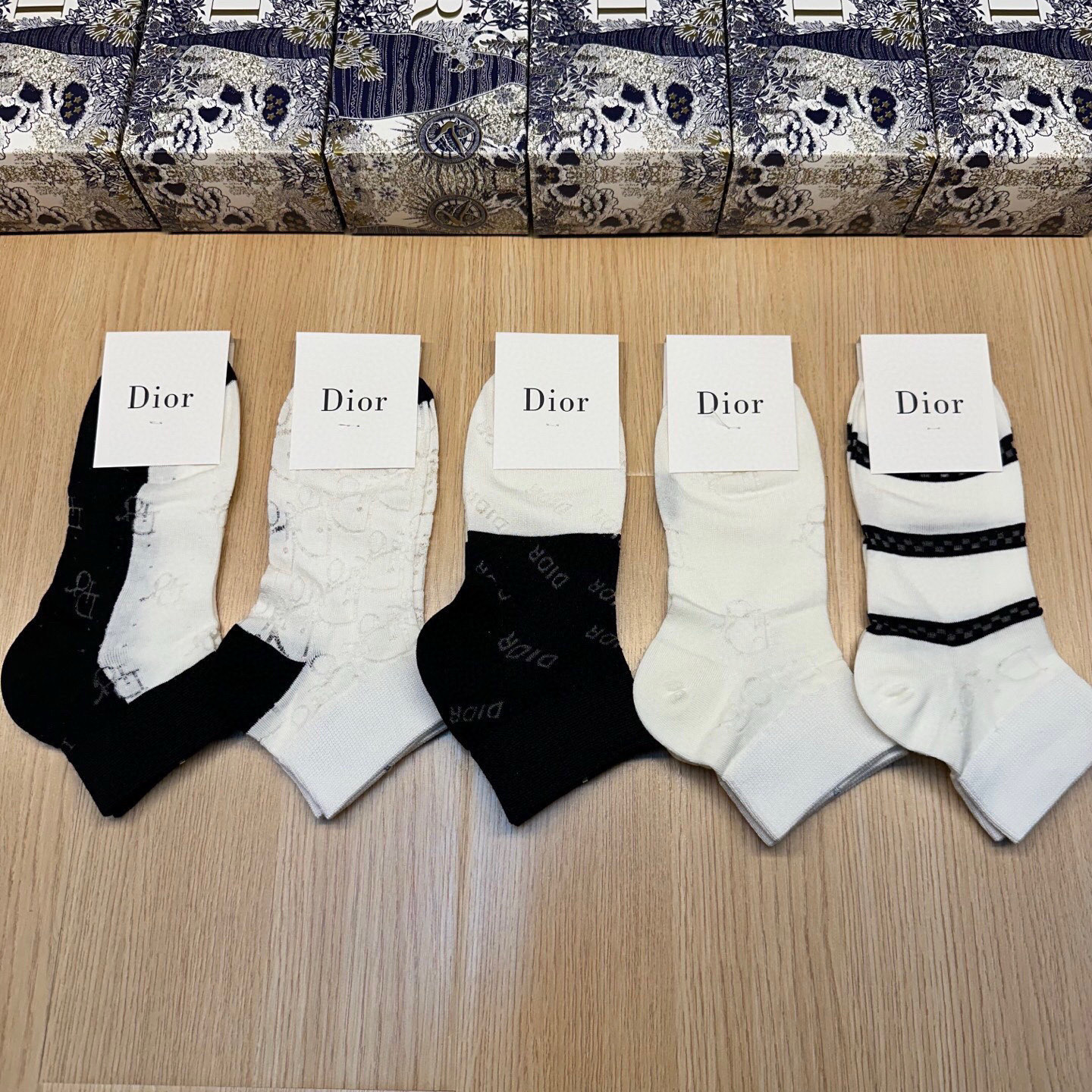 NO:618708,Dior · Dior D’s new internet celebrity women’s socks [five pairs in a box] made of bamboo cotton, cool, breathable and comfortable, super nice and popular small items, big brands going out, must-have socks for fashionistas, stockings, socks, dior, dior, dior, socks19860909 Dior · 迪奥D家新品网红女款袜子【一盒五双】竹棉材质,冰凉透气舒适,超级nice超火爆小单品,大牌出街,潮人必备超好搭袜子,丝袜,袜子,dior,dior,dior,socks,accessory