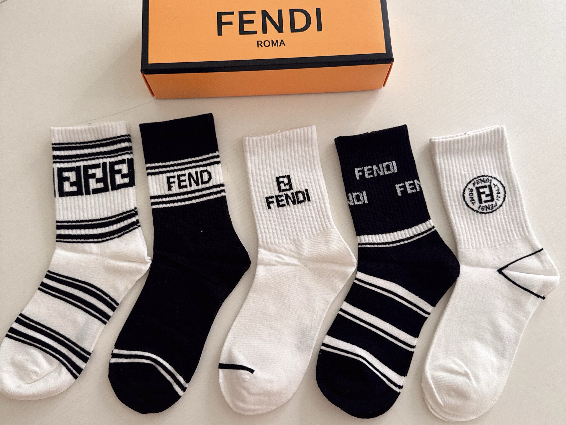 NO:618697,FENDI · Fendi FF new long socks [five pairs in a box] super classic double F logo, made of pure cotton material, breathable and comfortable, super nice and super popular small item, big name outing, fashionable people must have super easy to match socks, stockings, socks, fendi, fendi, socks19860909 FENDI · 芬迪FF新品长筒袜子【一盒五双】超级经典的双F标志,纯棉材质制造,透气舒适,超级nice超火爆小单品,大牌出街,潮人必备超好搭袜子,丝袜,袜子,fendi,fendi,socks,accessory
