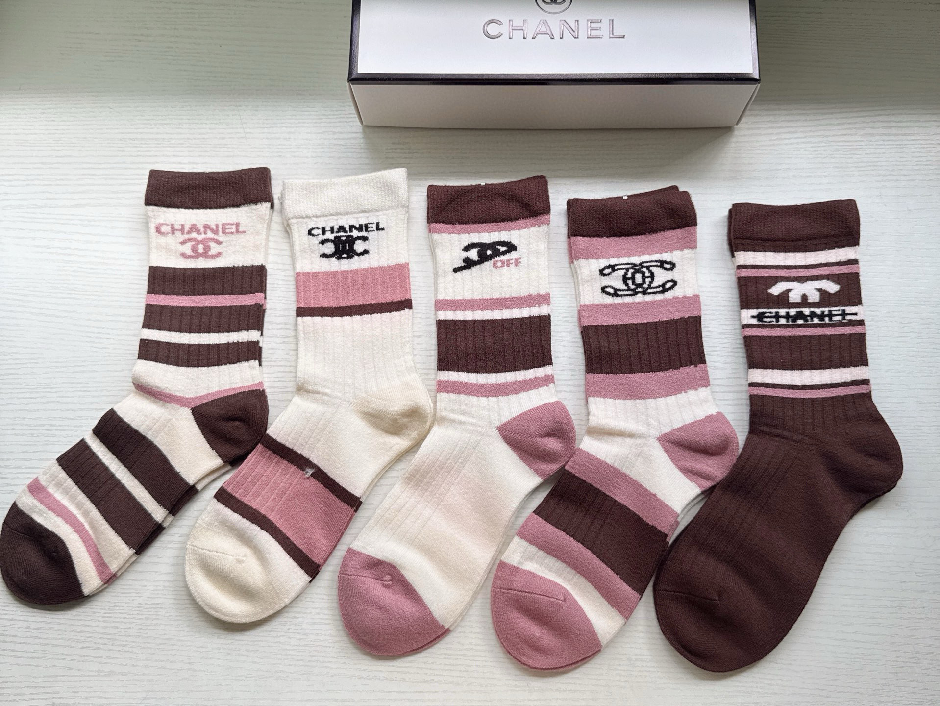 NO:618700,Chanel · Xiaoxiangxiang Grandma Women's Long Cashmere Socks Cashmere Material [Five Pairs in a Box] Jacquard Classic Double C Logo, Super Eye-catching, Really Beautiful19860909 Chanel · 小香香奶奶女款长筒羊绒袜羊绒材质【一盒五双】提花经典双C标识,超级吸睛,实物超漂亮,大爱大赞ins超火爆小单品,大牌出街,潮人必备超好搭袜子,丝袜,袜子,chanel,socks,accessory