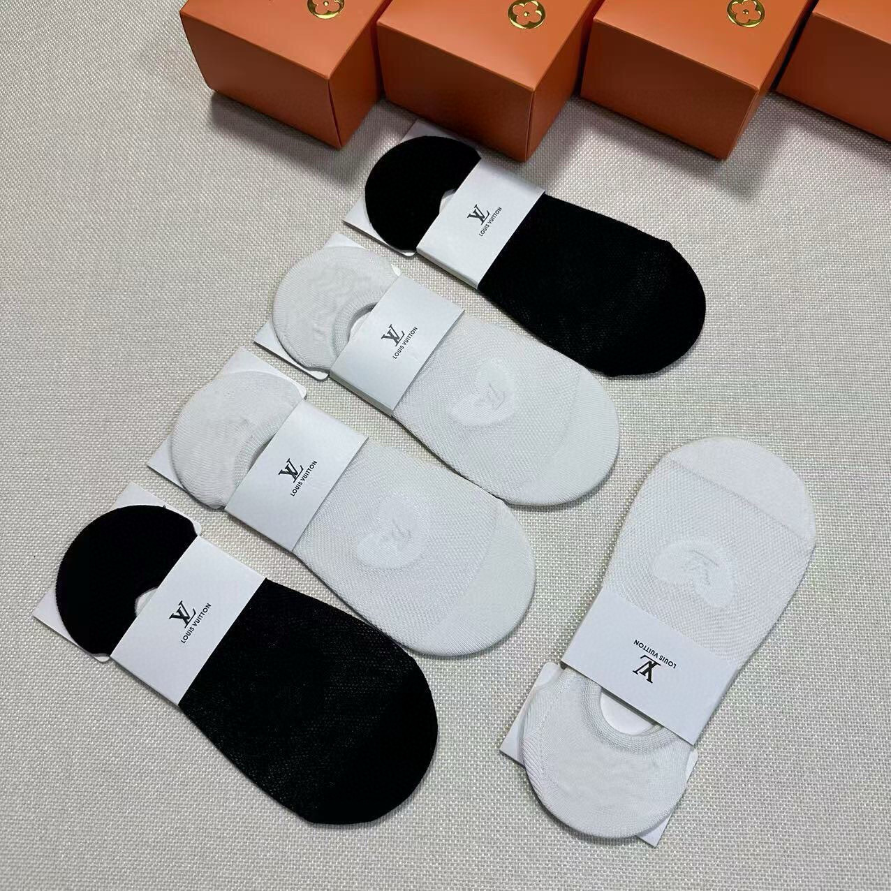 P40 🆕Louis Vuitton · 路易威登❗️驴家新品女款隐形袜子❗【一盒五双】镂空网袜，提花经典标志，纯棉材质，超舒适超美腻❗️大牌出街，潮人必备🔥超好搭❗️