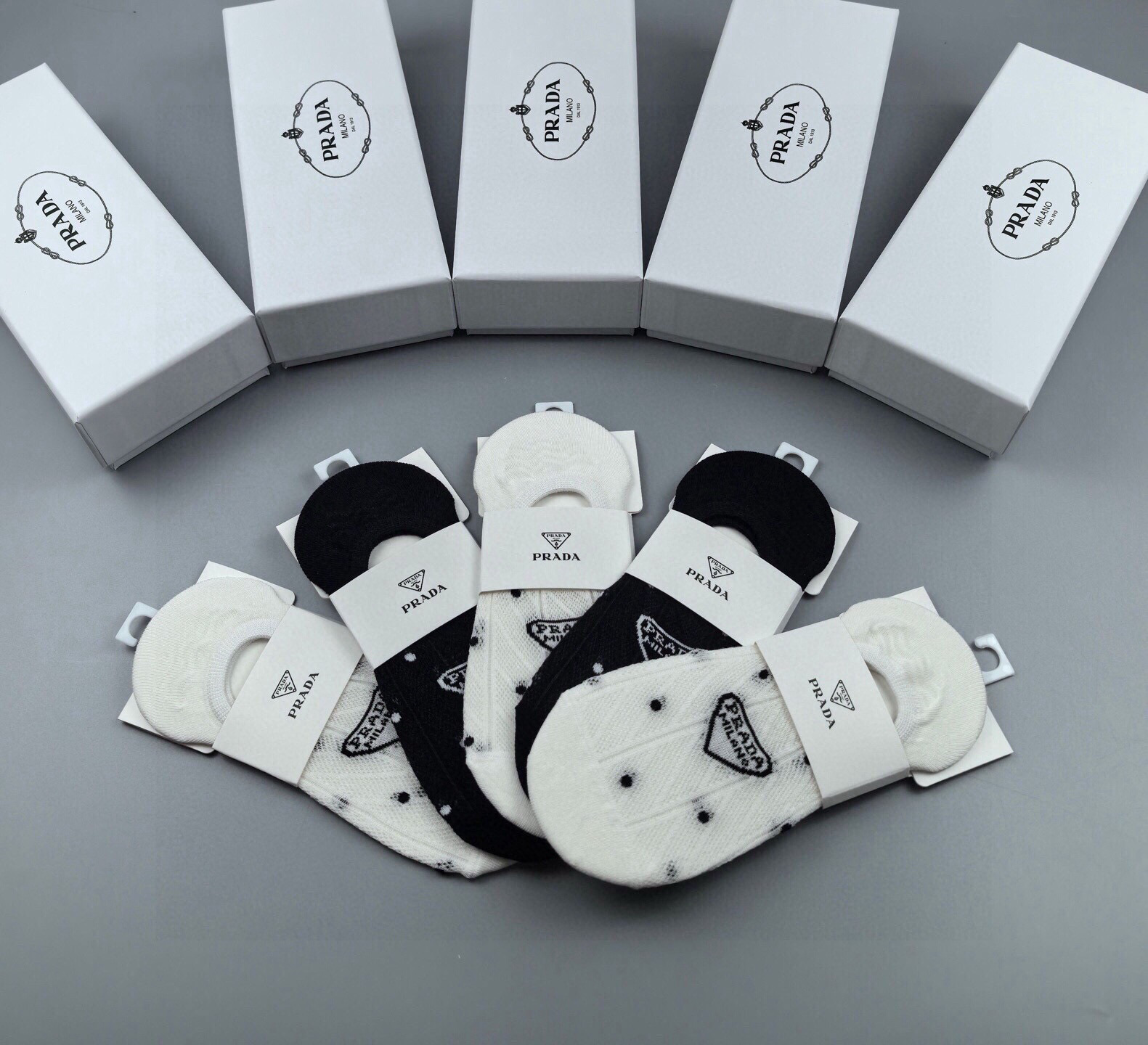 P40 🆕Prada · 普拉达❗️新品女款隐形袜子❗️【一盒五双】提花经典标志，纯棉材质，超舒适超美腻❗️大牌出街，潮人必备🔥超好搭❗️