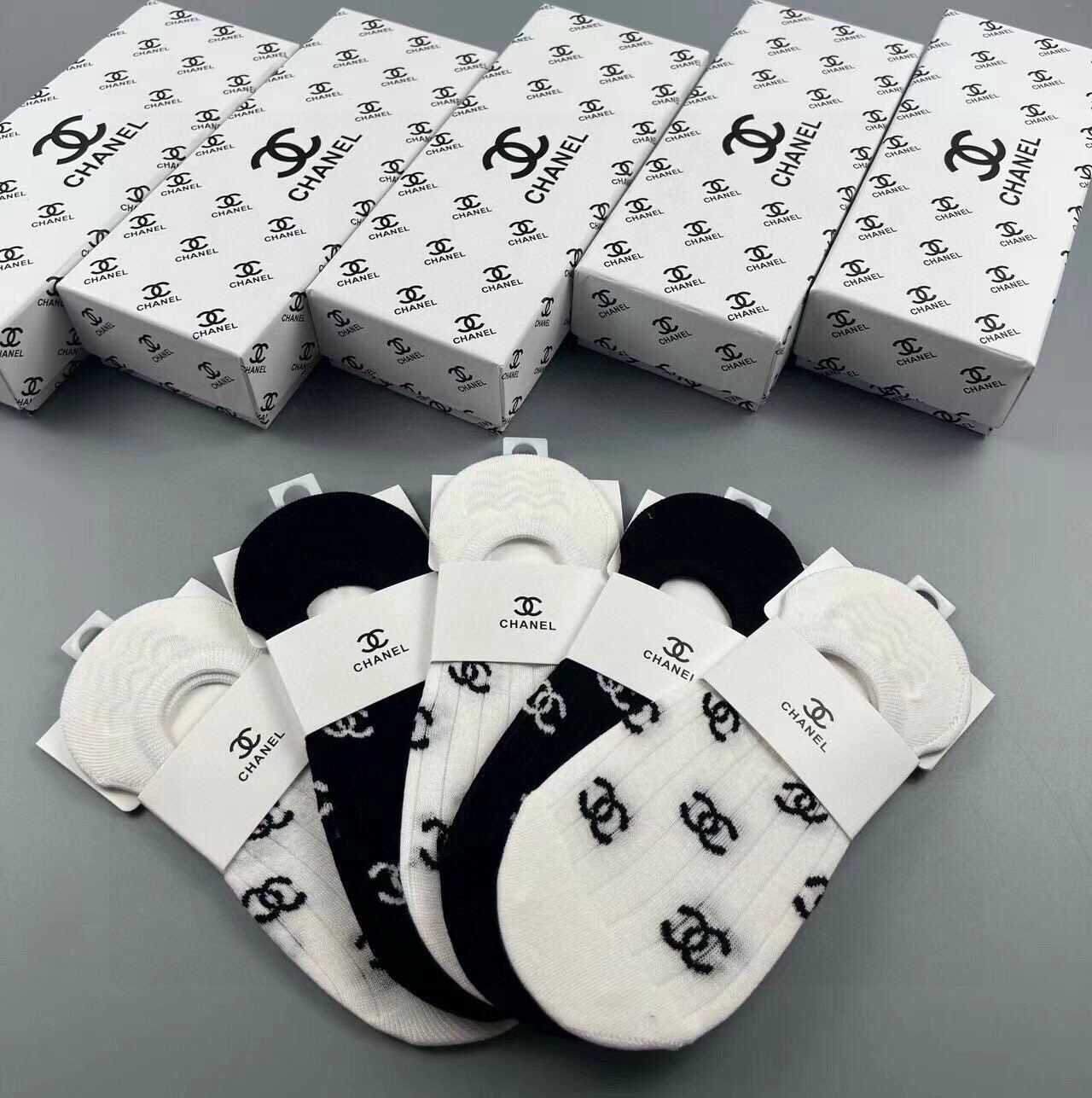 P40 🆕Prada · 普拉达❗️新品女款隐形袜子❗️【一盒五双】提花经典标志，纯棉材质，超舒适超美腻❗️大牌出街，潮人必备🔥超好搭❗️