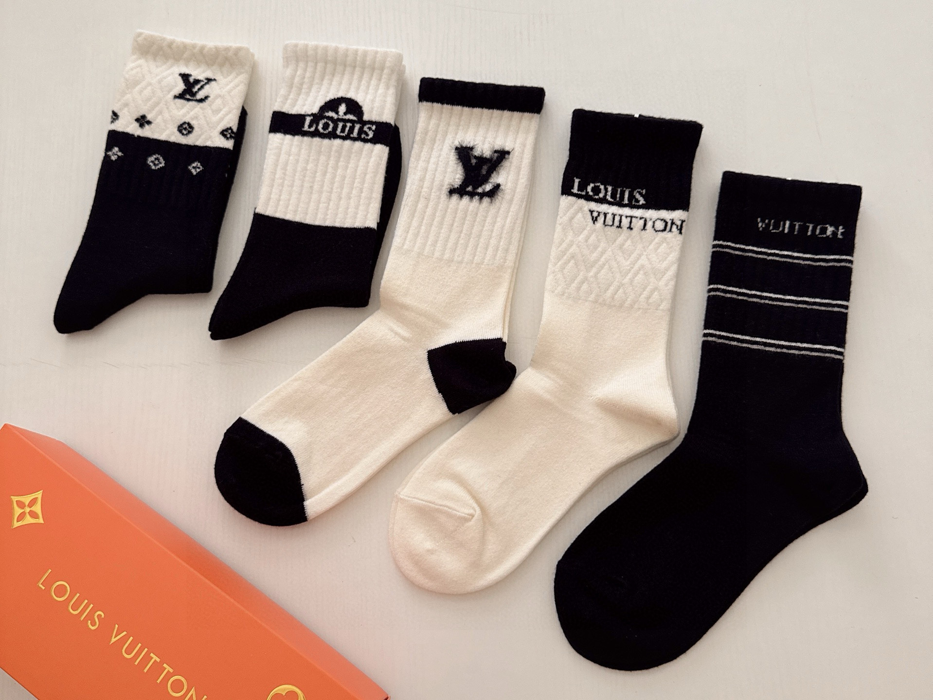 P50 🆕Louis Vuitton · 路易威登❗️驴家新品女款长筒羊绒袜❗羊绒材质️【一盒五双】提花经典LV标识，超级吸睛，实物超漂亮，大爱大赞❗️ins超火爆小单品，大牌出街，潮人必备🔥超好搭❗️