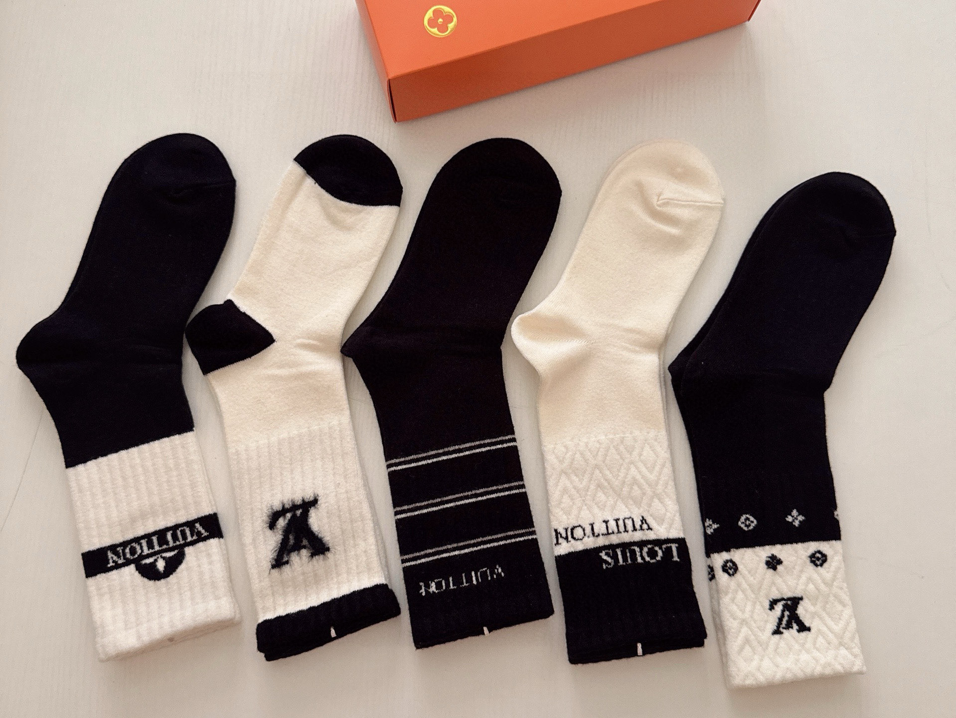 P50 🆕Louis Vuitton · 路易威登❗️驴家新品女款长筒羊绒袜❗羊绒材质️【一盒五双】提花经典LV标识，超级吸睛，实物超漂亮，大爱大赞❗️ins超火爆小单品，大牌出街，潮人必备🔥超好搭❗️