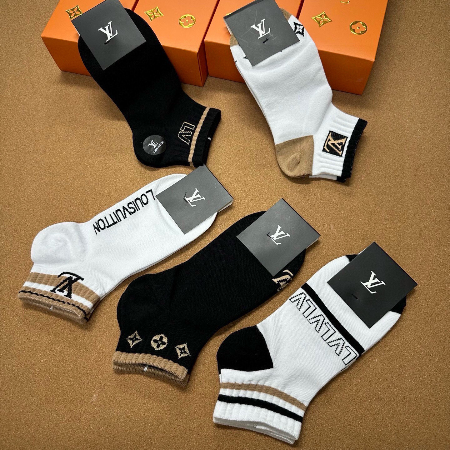 P40 🆕LOUIS VUITTON · 路易威登❗️大驴家新品袜子❗️【一盒五双】纯棉材质，柔软舒适，提花经典图案标志，炒鸡好看❗️大牌出街，潮人必备🔥超好搭❗️