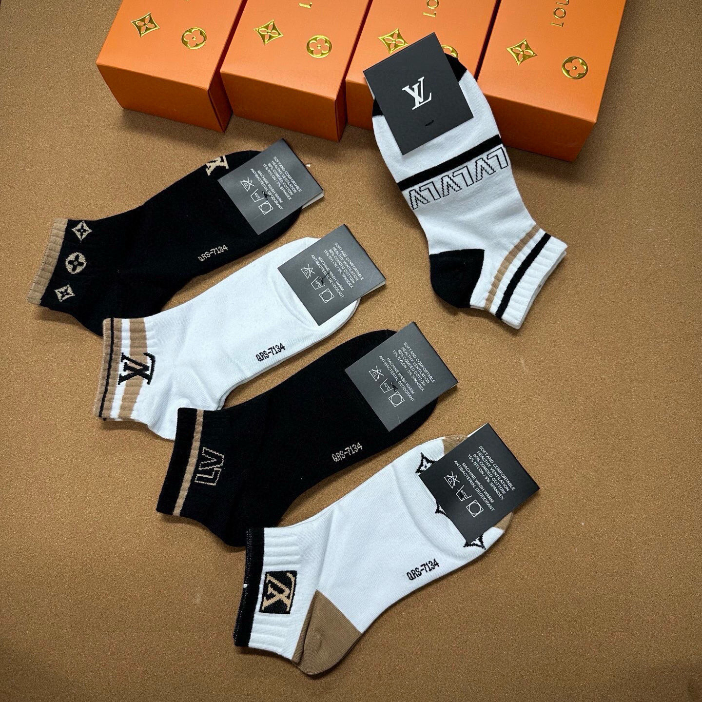 P40 🆕LOUIS VUITTON · 路易威登❗️大驴家新品袜子❗️【一盒五双】纯棉材质，柔软舒适，提花经典图案标志，炒鸡好看❗️大牌出街，潮人必备🔥超好搭❗️