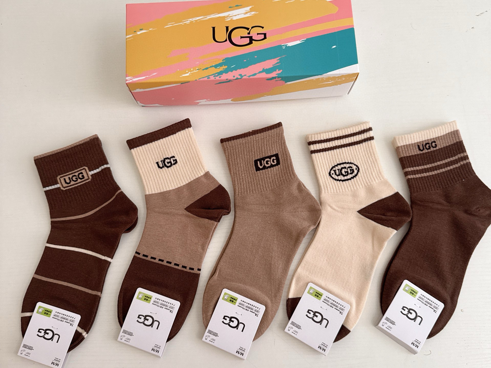 P40 🆕 · UGG · ❗️UGG新品女款中筒袜子❗️【一盒五双】纯棉材质，柔软舒适透气，提花经典标志，炒鸡nice的款式，大牌出街，潮人必备🔥超好搭❗️