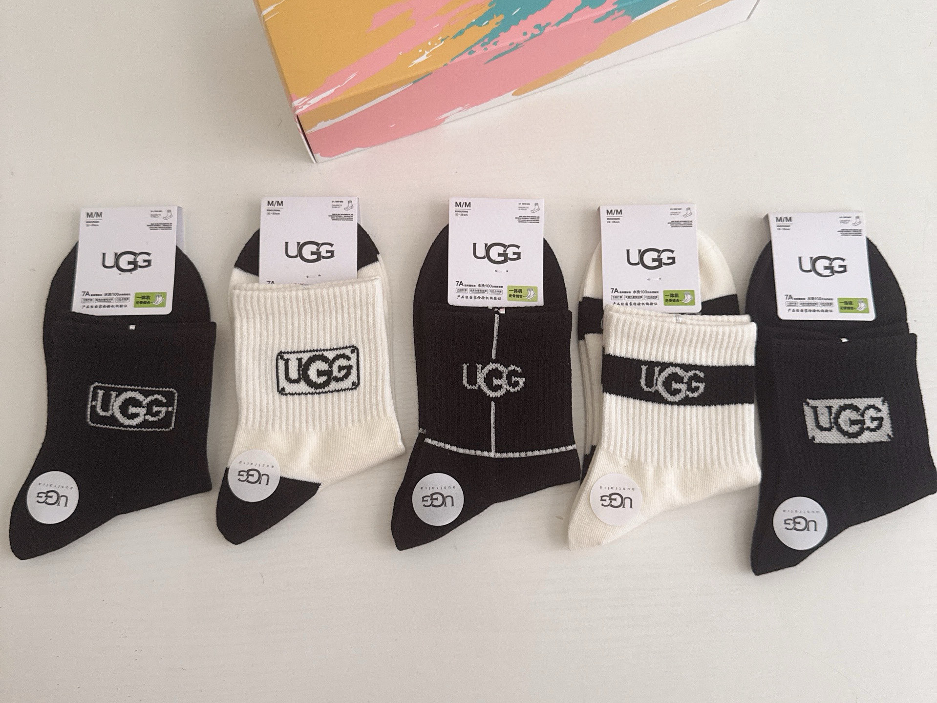 P40 🆕 · UGG · ❗️UGG新品女款中筒袜子❗️【一盒五双】纯棉材质，柔软舒适透气，提花经典标志，炒鸡nice的款式，大牌出街，潮人必备🔥超好搭❗️