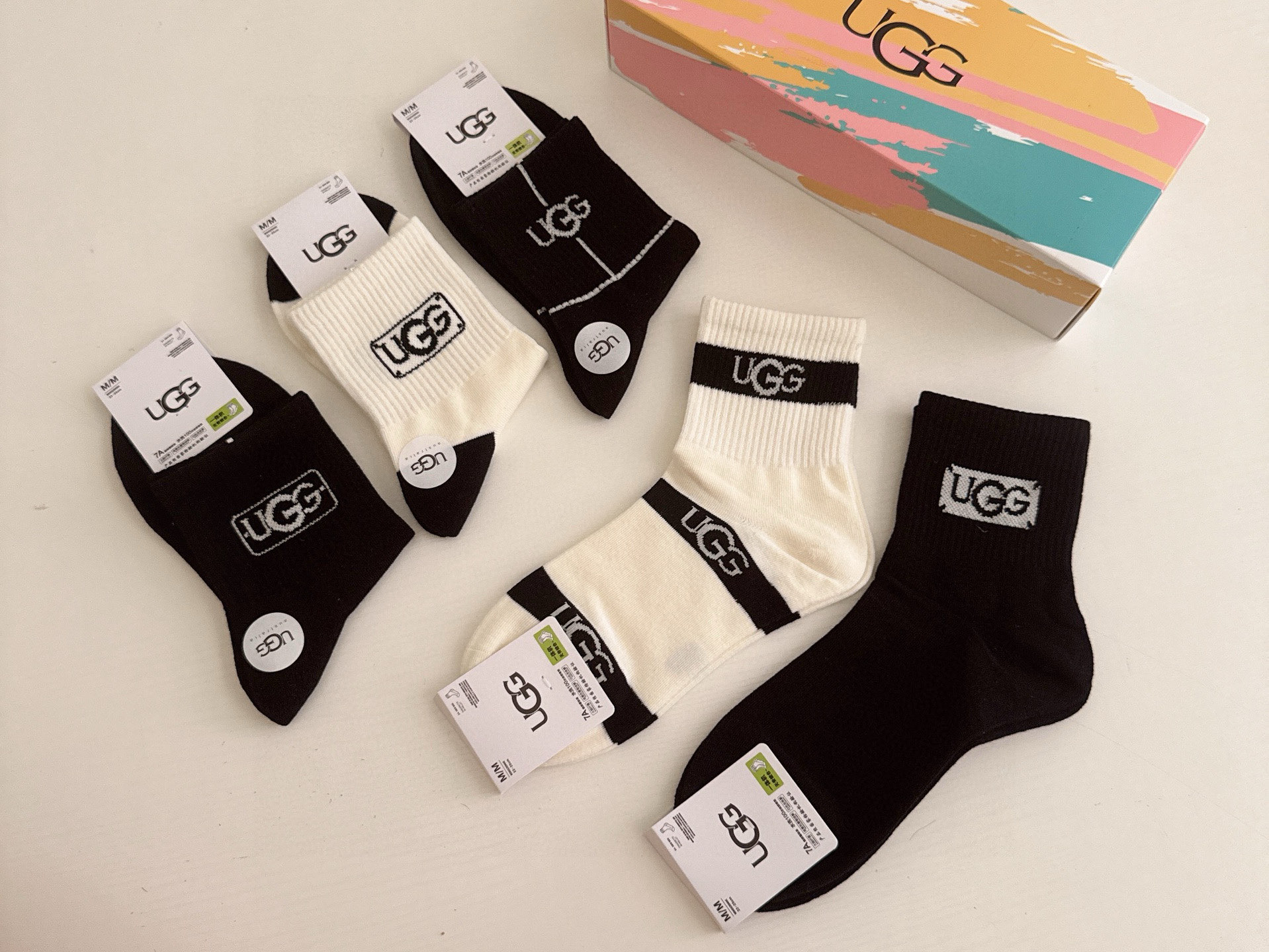 P40 🆕 · UGG · ❗️UGG新品女款中筒袜子❗️【一盒五双】纯棉材质，柔软舒适透气，提花经典标志，炒鸡nice的款式，大牌出街，潮人必备🔥超好搭❗️