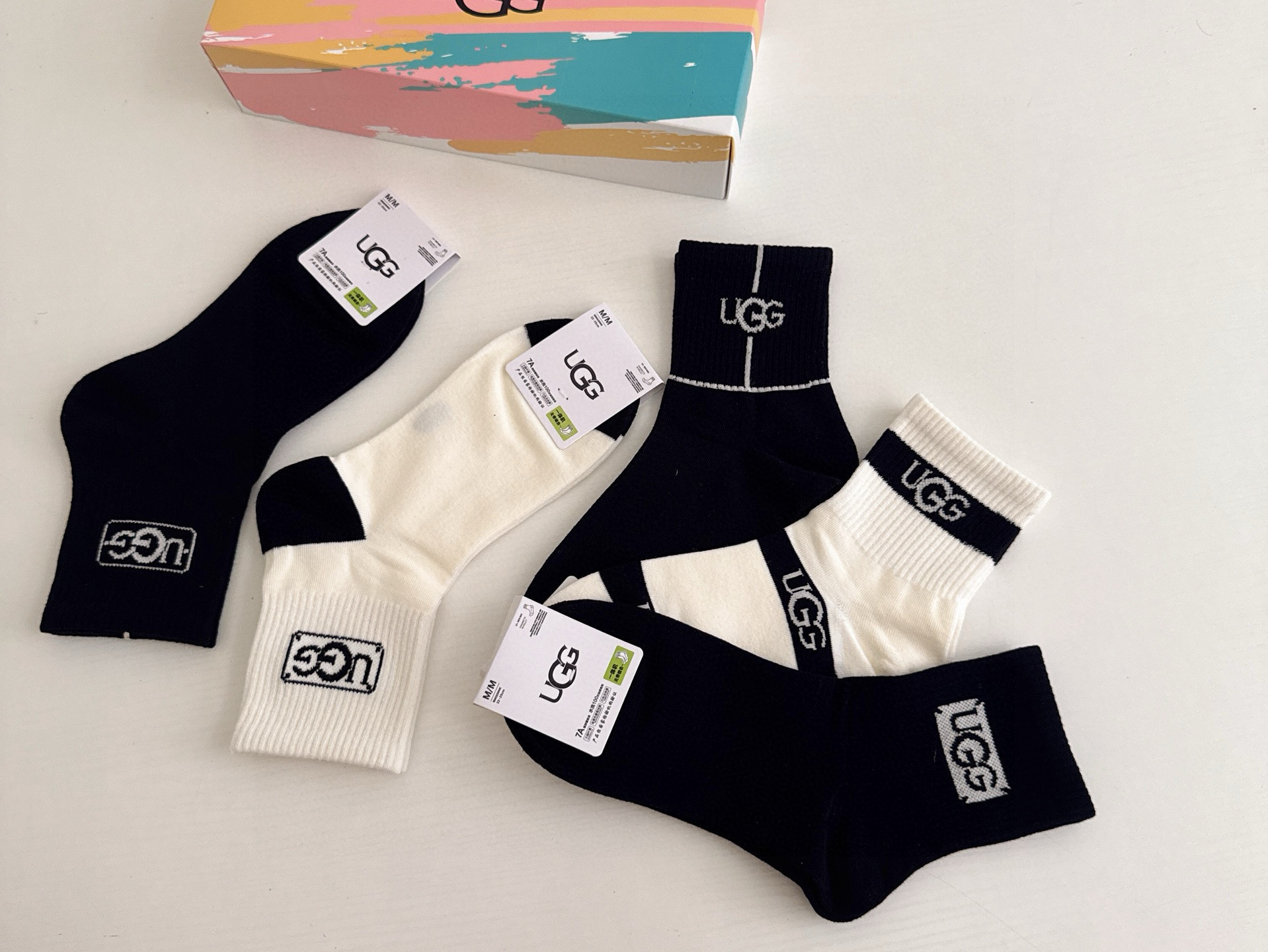 P40 🆕 · UGG · ❗️UGG新品女款中筒袜子❗️【一盒五双】纯棉材质，柔软舒适透气，提花经典标志，炒鸡nice的款式，大牌出街，潮人必备🔥超好搭❗️