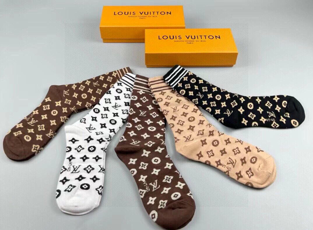 P45 🆕Louis Vuitton · 路易威登❗️驴家新品高筒袜子❗️【一盒五双】纯棉材质，提花经典标志，柔软舒适透气，提花经典标志，炒鸡nice的款式大牌出街，潮人必备🔥超好搭❗️