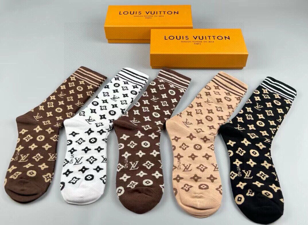 P45 🆕Louis Vuitton · 路易威登❗️驴家新品高筒袜子❗️【一盒五双】纯棉材质，提花经典标志，柔软舒适透气，提花经典标志，炒鸡nice的款式大牌出街，潮人必备🔥超好搭❗️
