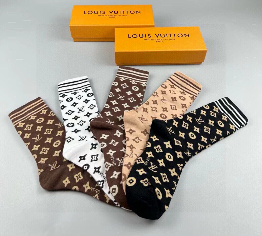 P45 🆕Louis Vuitton · 路易威登❗️驴家新品高筒袜子❗️【一盒五双】纯棉材质，提花经典标志，柔软舒适透气，提花经典标志，炒鸡nice的款式大牌出街，潮人必备🔥超好搭❗️