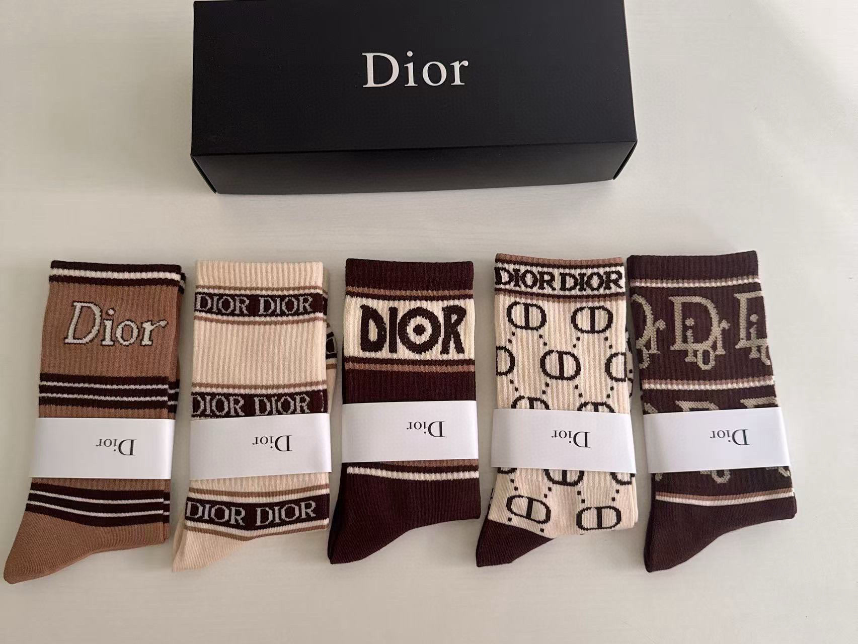 NO:640475,Dior · Dior D's new women's long socks [five pairs in a box] are made of pure cotton, soft and comfortable on the feet, full of classic presbyopia logos, fried chicken and nice big brands are out on the street, fashionable people must have super matching socks, stockings, socks, dior, dior, dior, socks19860909 Dior · 迪奥D家新品女款长筒袜子【一盒五双】纯棉材质,上脚柔软舒适,满满的老花经典logo,炒鸡nice大牌出街,潮人必备超好搭袜子,丝袜,袜子,dior,dior,dior,socks,accessory
