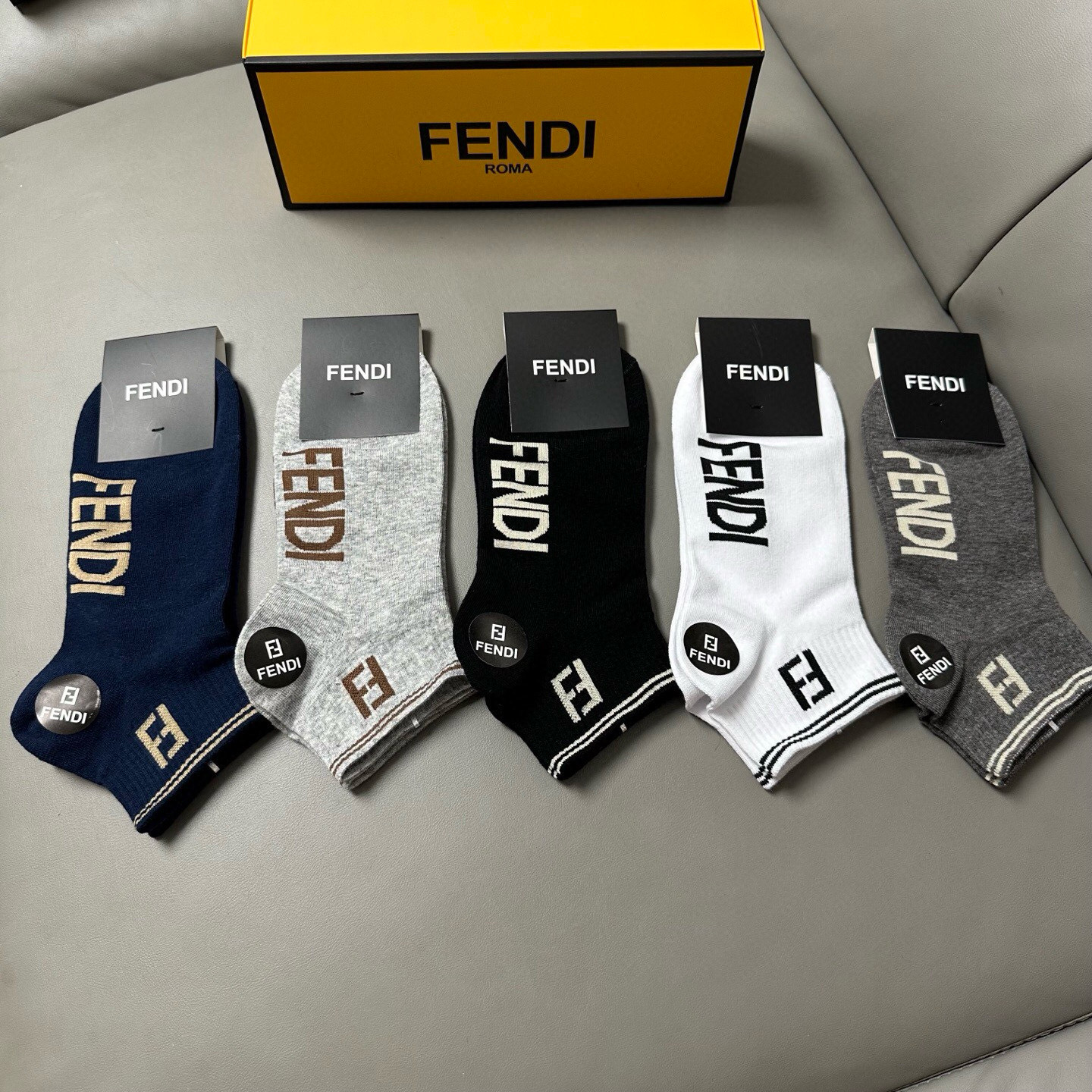 NO:640473,FENDI · Fendi FF new men's boat socks [five pairs in a box] jacquard classic letter logo, made of pure cotton material, breathable and comfortable, super nice and popular small item, big name outing, fashionable people must have super good socks, stockings, socks, fendi, fendi, socks19860909 FENDI · 芬迪FF新品男款船袜【一盒五双】提花经典的字母标志,纯棉材质制造,透气舒适,超级nice超火爆小单品,大牌出街,潮人必备超好搭袜子,丝袜,袜子,fendi,fendi,socks,accessory