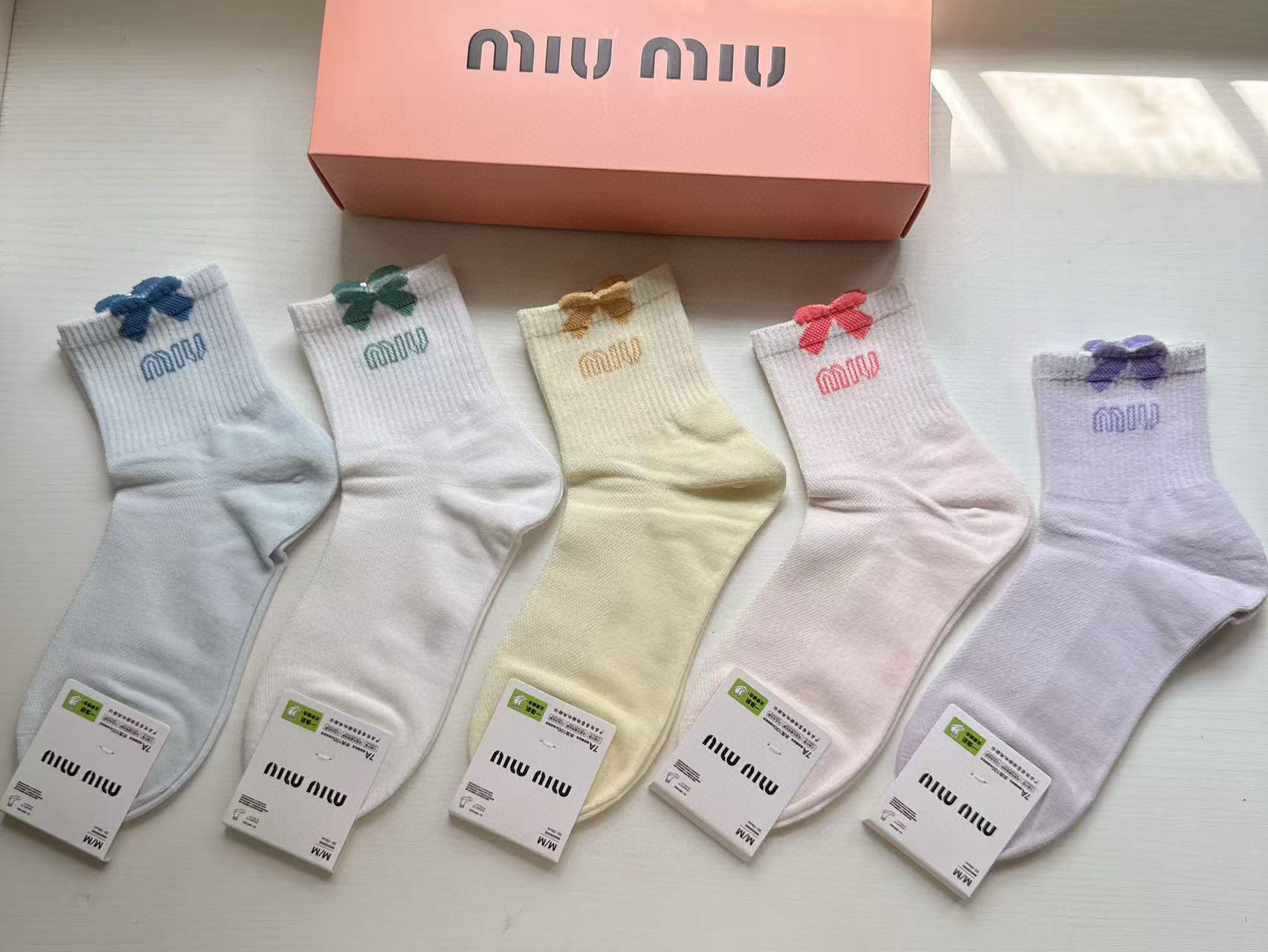 NO:640465,· Miumiu · Miumiu's new women's mid-calf socks [five pairs in a box] jacquard classic miumiu letters, breathable, soft and comfortable, super popular small items, big brands out on the street, fashionable people must-have super easy-to-match socks, stockings, socks, miumiu, socks19860909 · Miumiu · 缪缪新品女款中筒袜子【一盒五双】提花经典miumiu字母,透气柔软舒适,超火爆小单品,大牌出街,潮人必备超好搭袜子,丝袜,袜子,miumiu,socks,accessory